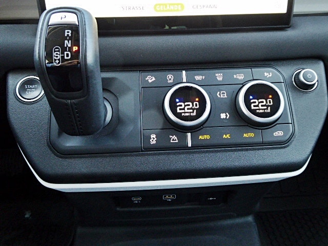 LAND ROVER Defender 90 3.0D I6 200 S-image-7