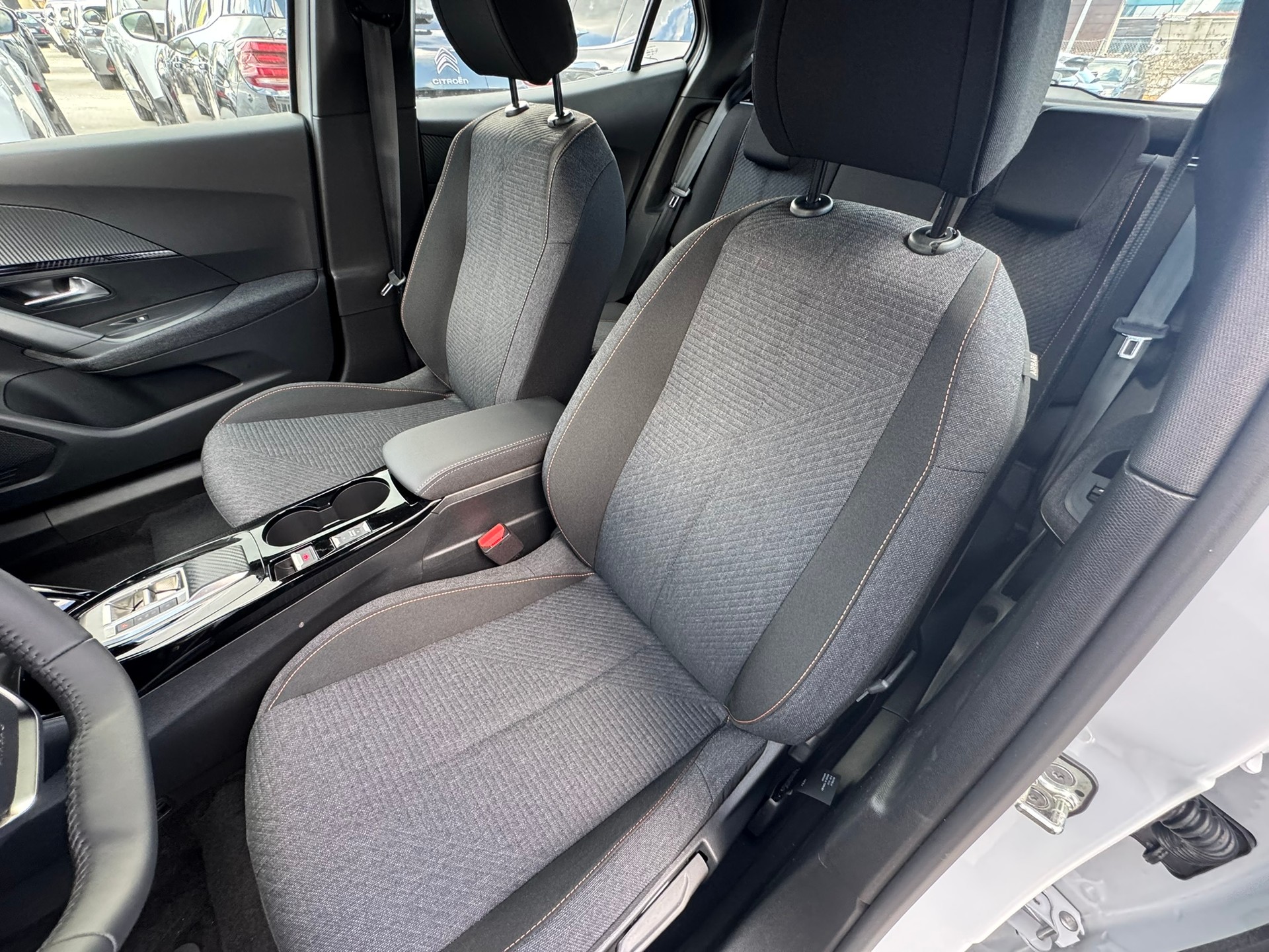 PEUGEOT 2008 136 e 50 kWh Style-image-4