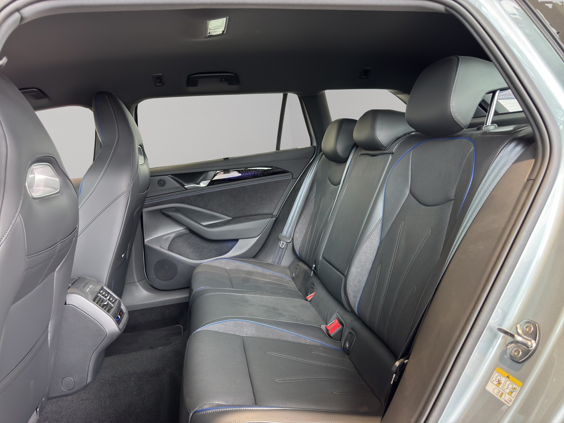 VW Passat Variant 1.5 TSI evo2 Plug-In- Hybrid R-Line DSG-image-9