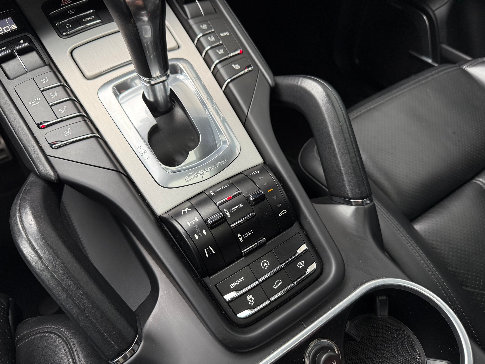 PORSCHE Cayenne Turbo-image-12