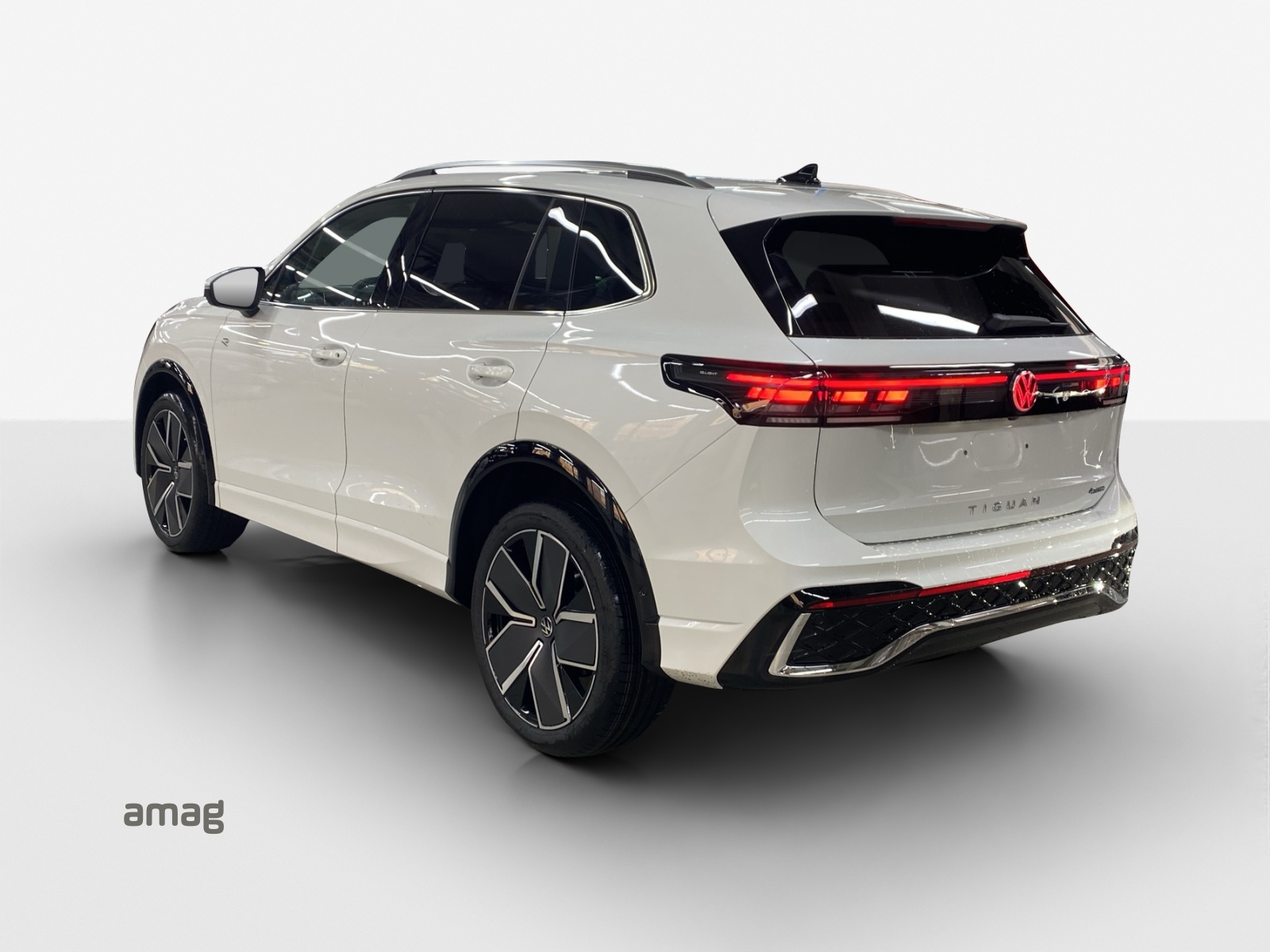 VW Tiguan 2.0 TSI DSG R-Line 4Motion-image-2