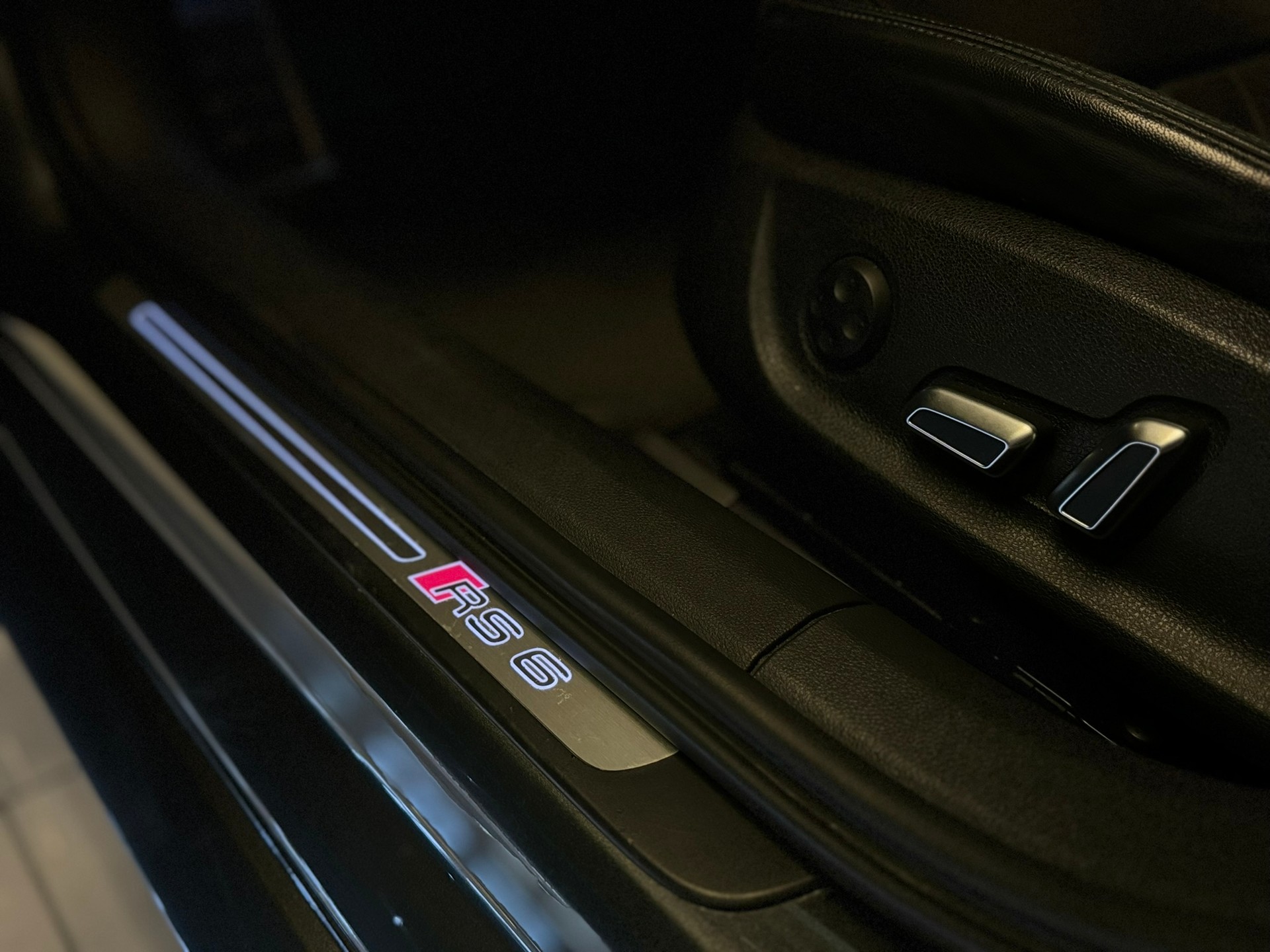 AUDI RS6 Avant 4.0 TFSI V8 performance quattro-image-21