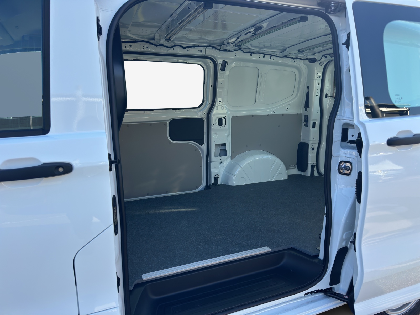 VW Transporter 2.0 TDI-image-11