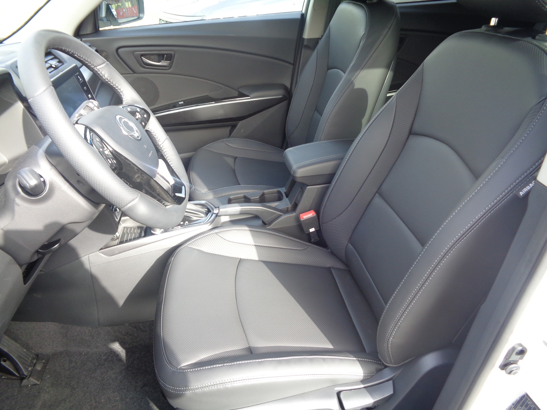 KGM-SsangYong Tivoli 1.5 T GDI Platinum 4WD Automat-image-6