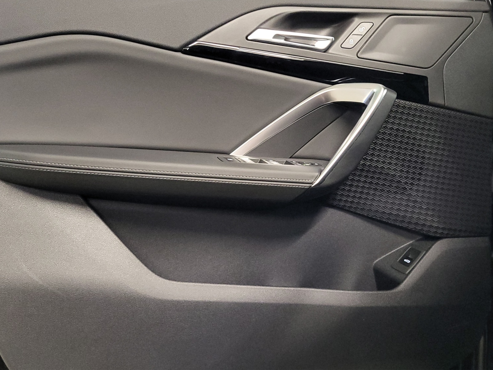 BMW X1 sDrive 18i-image-17