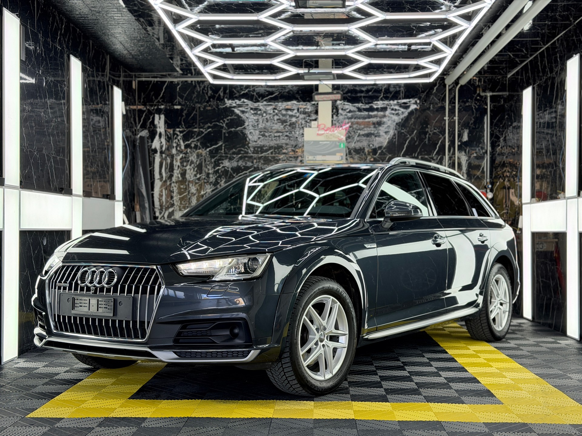 AUDI Quattro-showroom-element-2