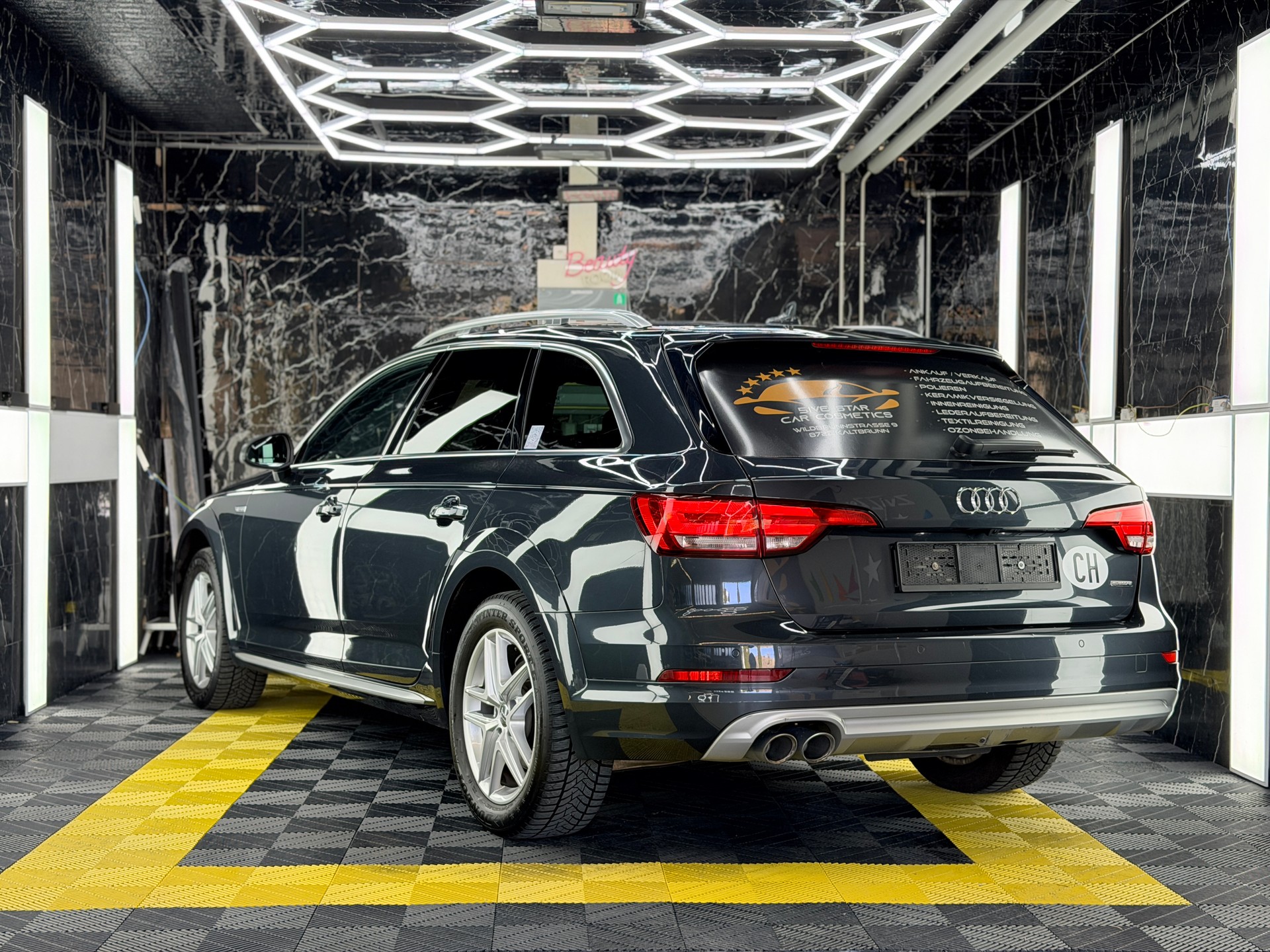 AUDI Quattro-showroom-element-3