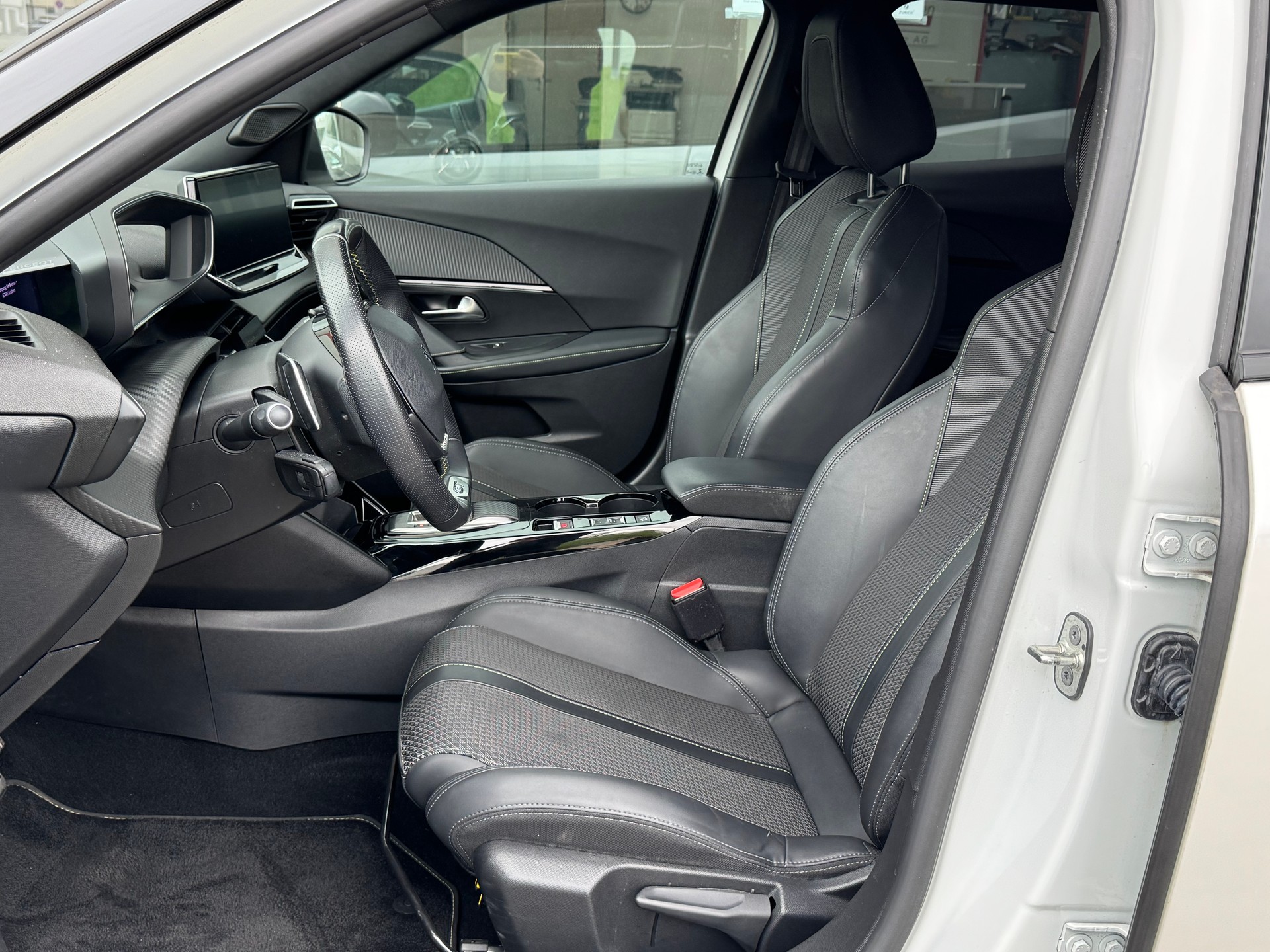 PEUGEOT 2008 1.5 BlueHDi GT EAT8-image-5
