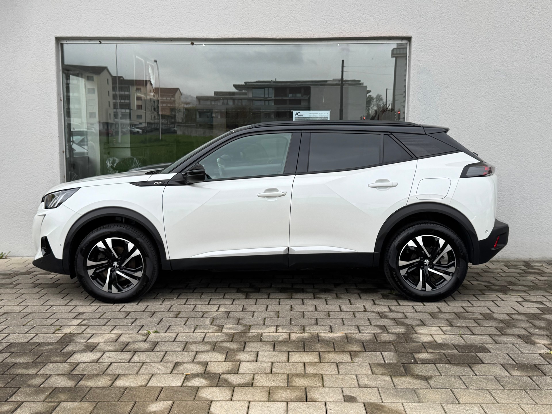 PEUGEOT 2008 1.5 BlueHDi GT EAT8-image-4