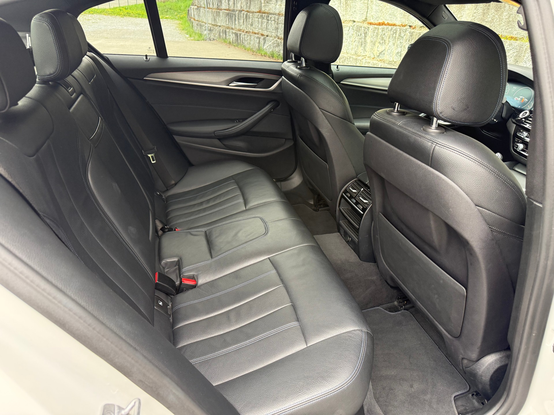 BMW 520d xDrive M-Sport Steptronic-image-7