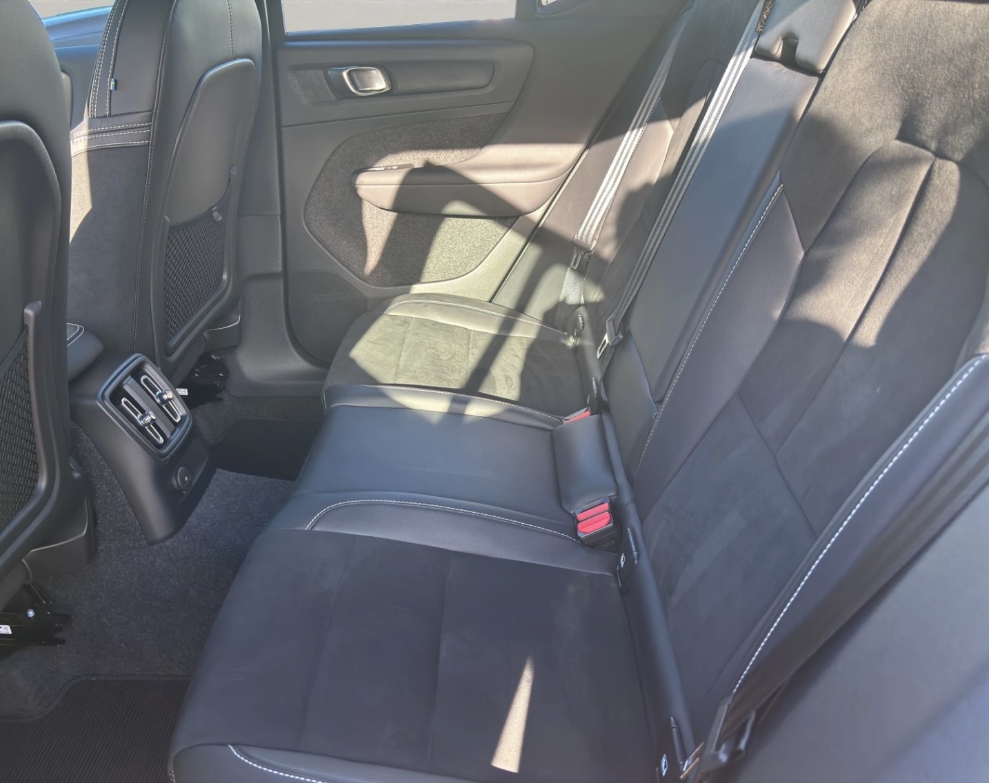 VOLVO XC40 1.5 T4 PiH R-Design-image-12