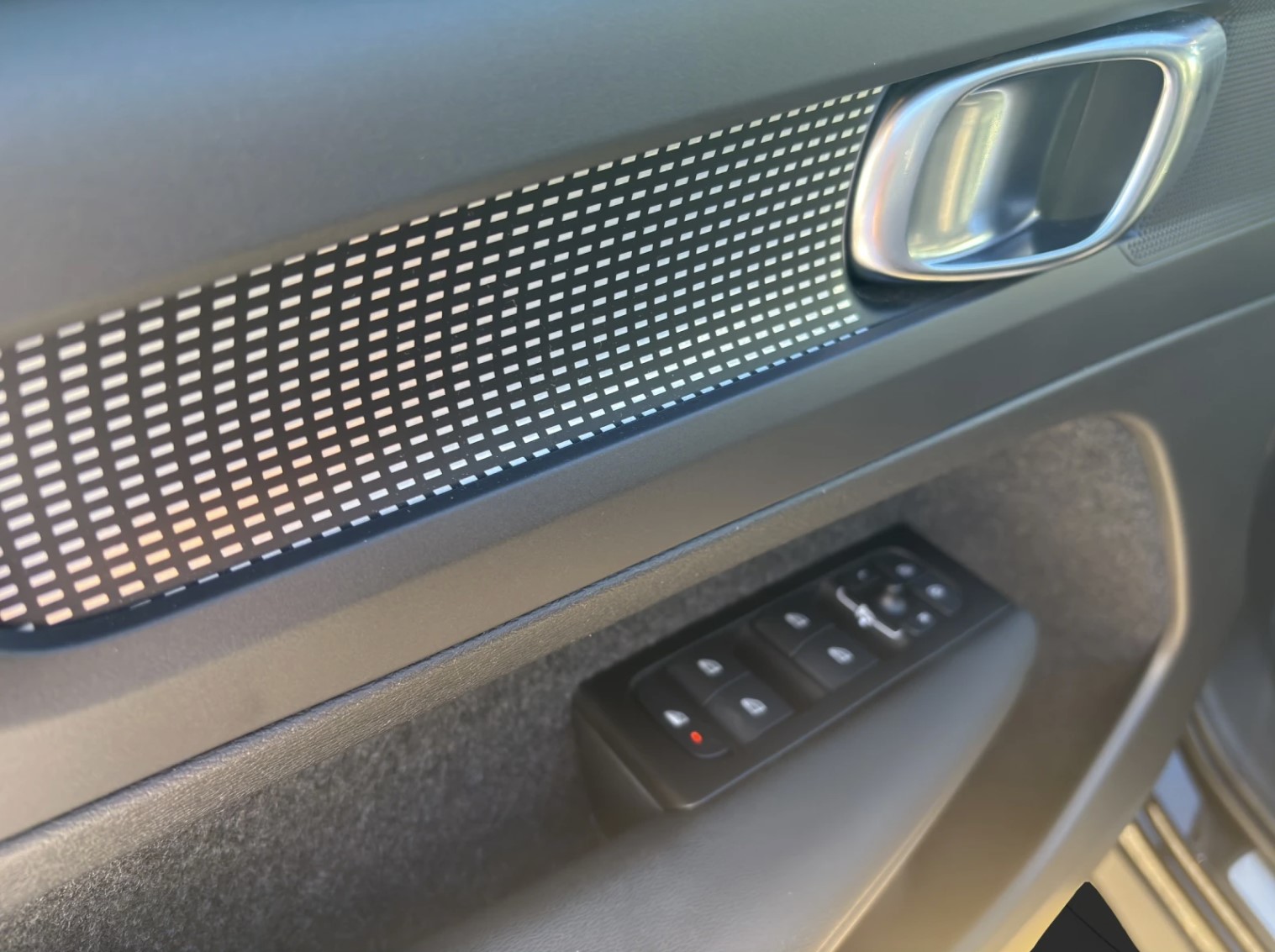 VOLVO XC40 1.5 T4 PiH R-Design-image-6