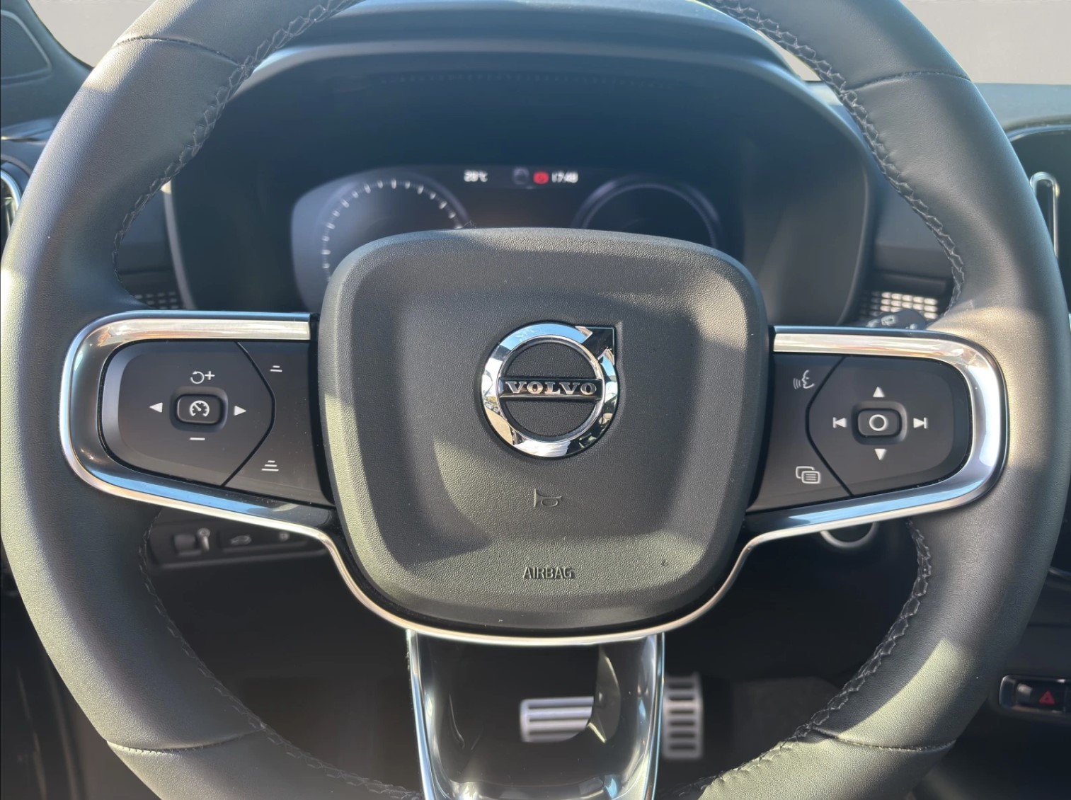 VOLVO XC40 1.5 T4 PiH R-Design-image-8
