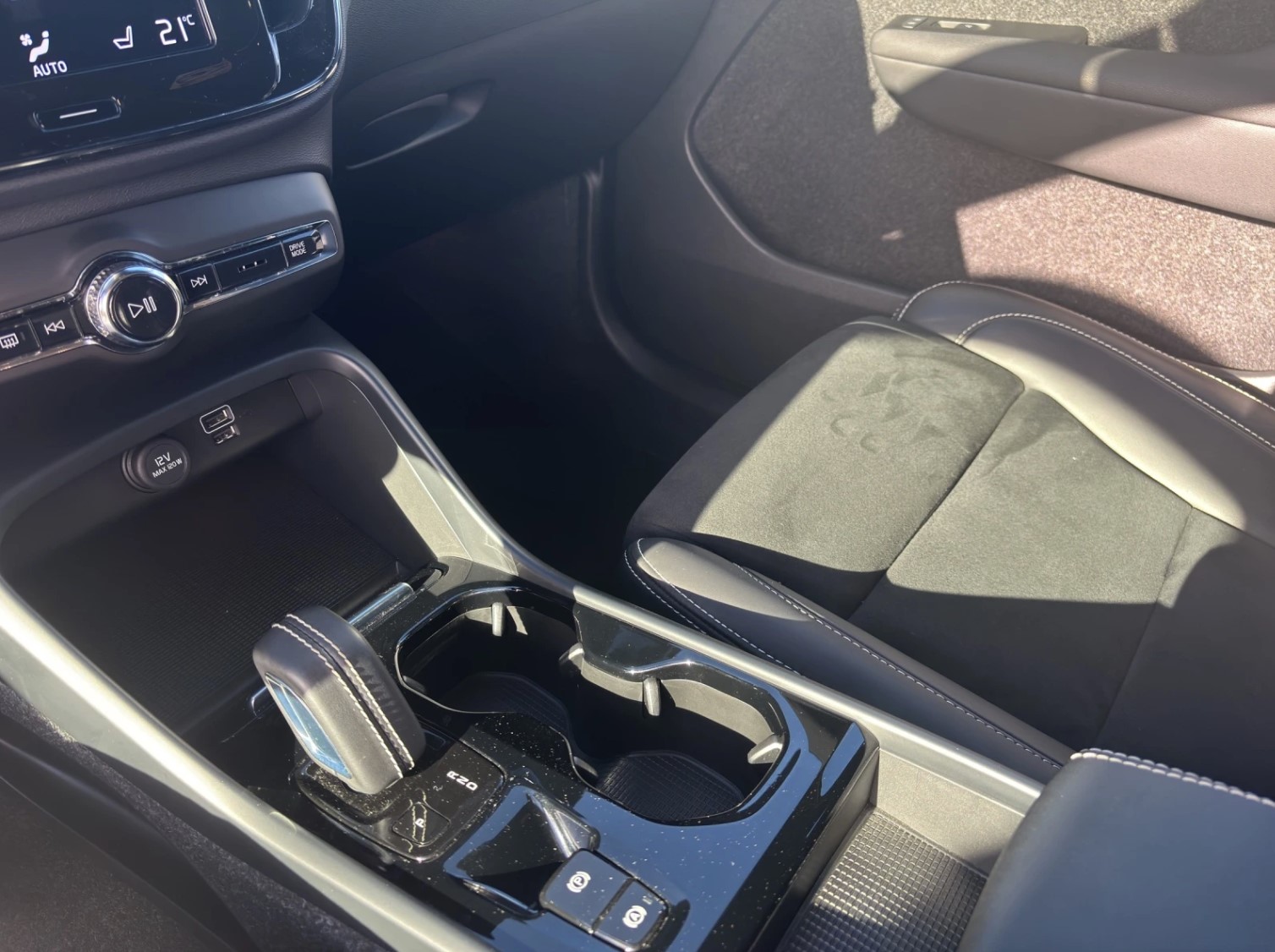 VOLVO XC40 1.5 T4 PiH R-Design-image-10