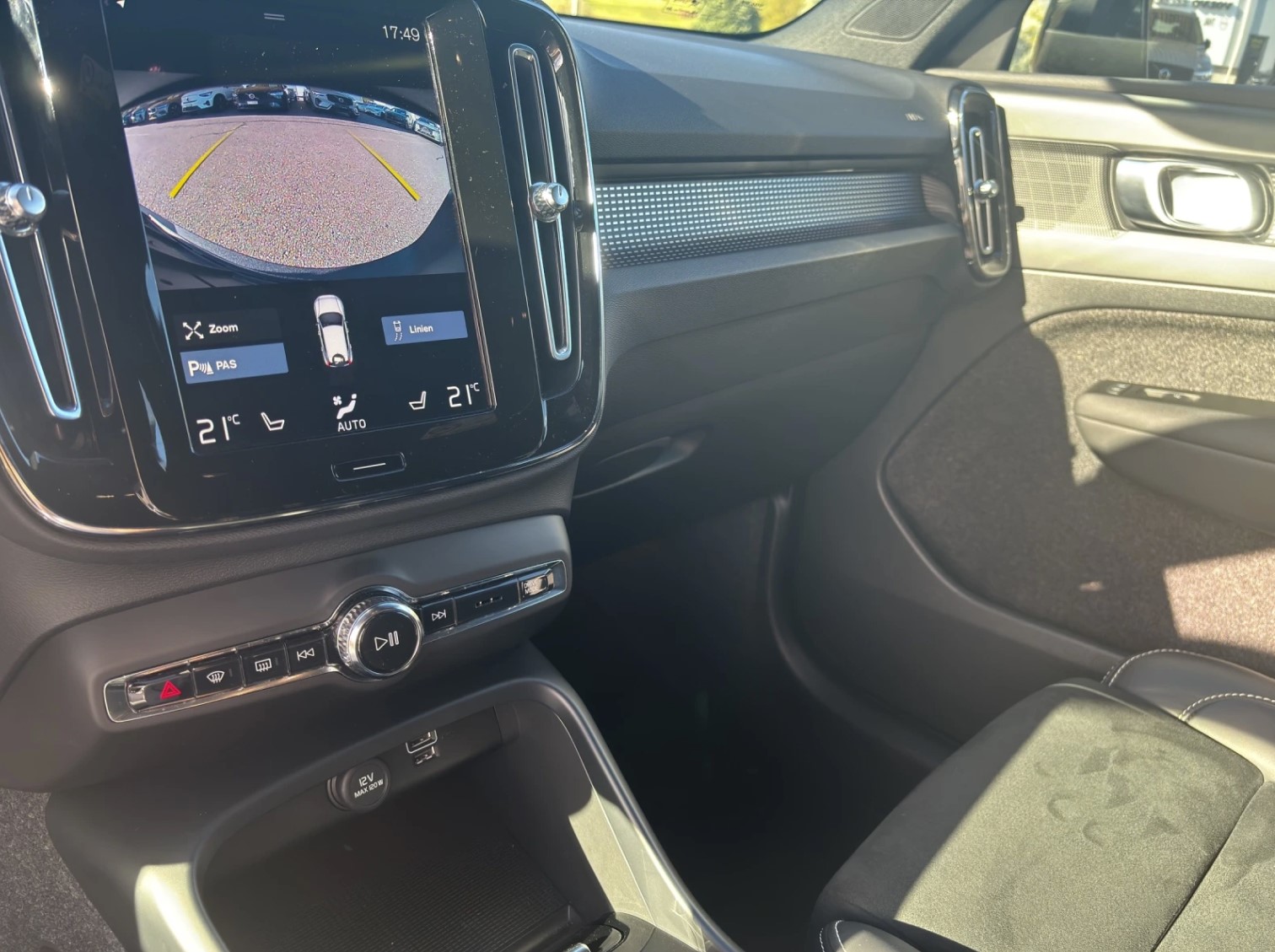 VOLVO XC40 1.5 T4 PiH R-Design-image-11