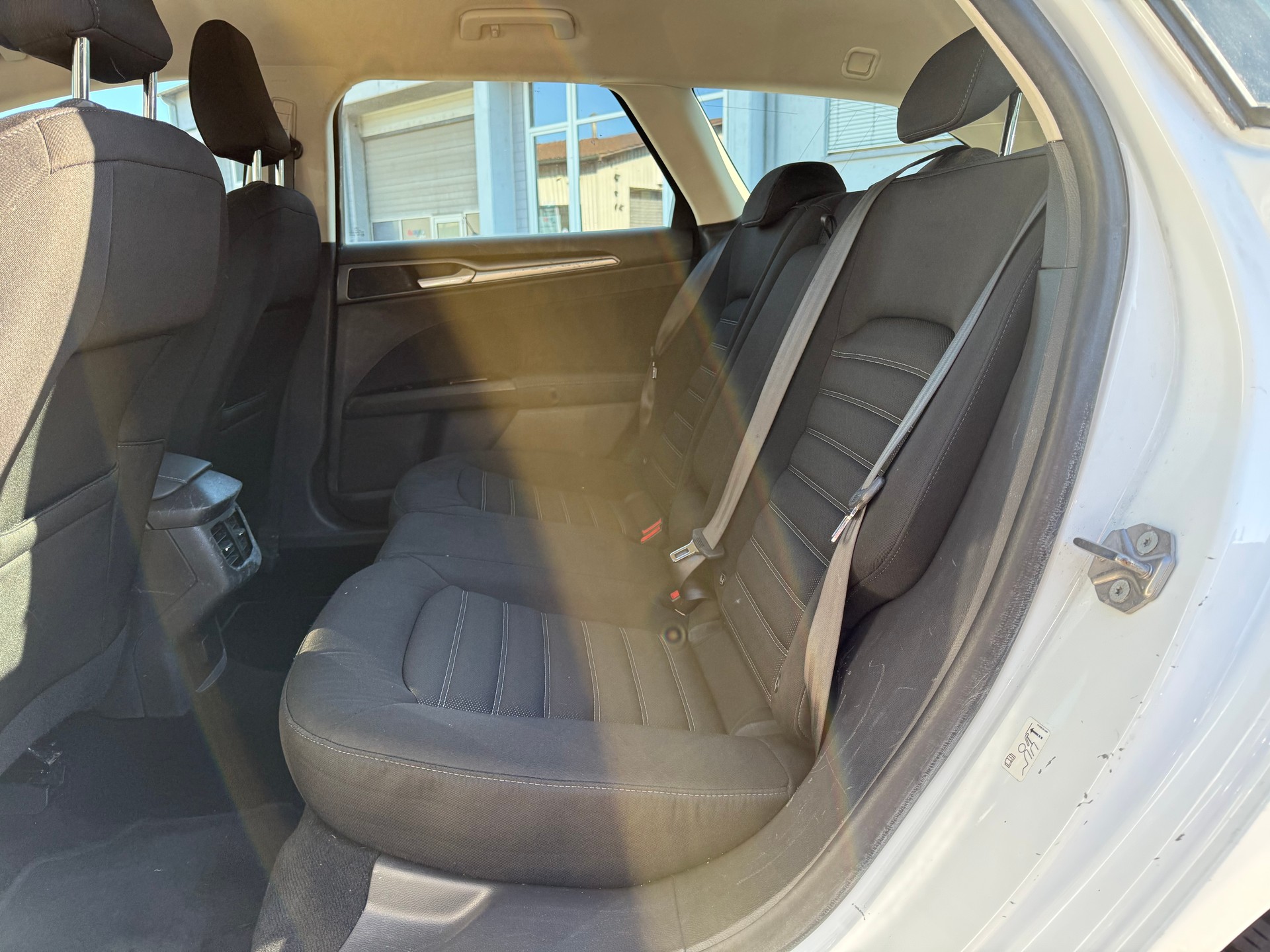 FORD Mondeo 2.0 TDCi Business Plus PowerShift-image-9