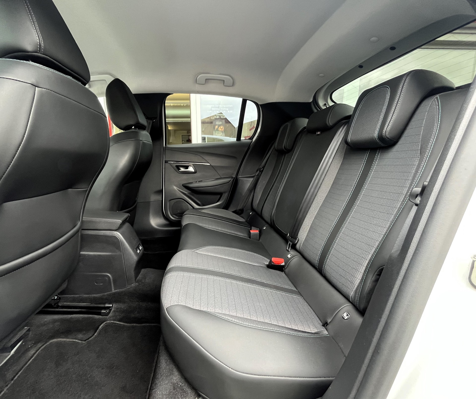 PEUGEOT 208 1.2 PureTech Allure EAT8-image-8