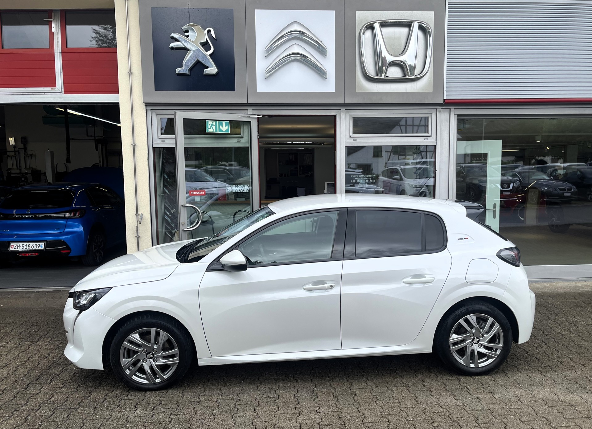 PEUGEOT 208 1.2 PureTech Allure EAT8-image-3
