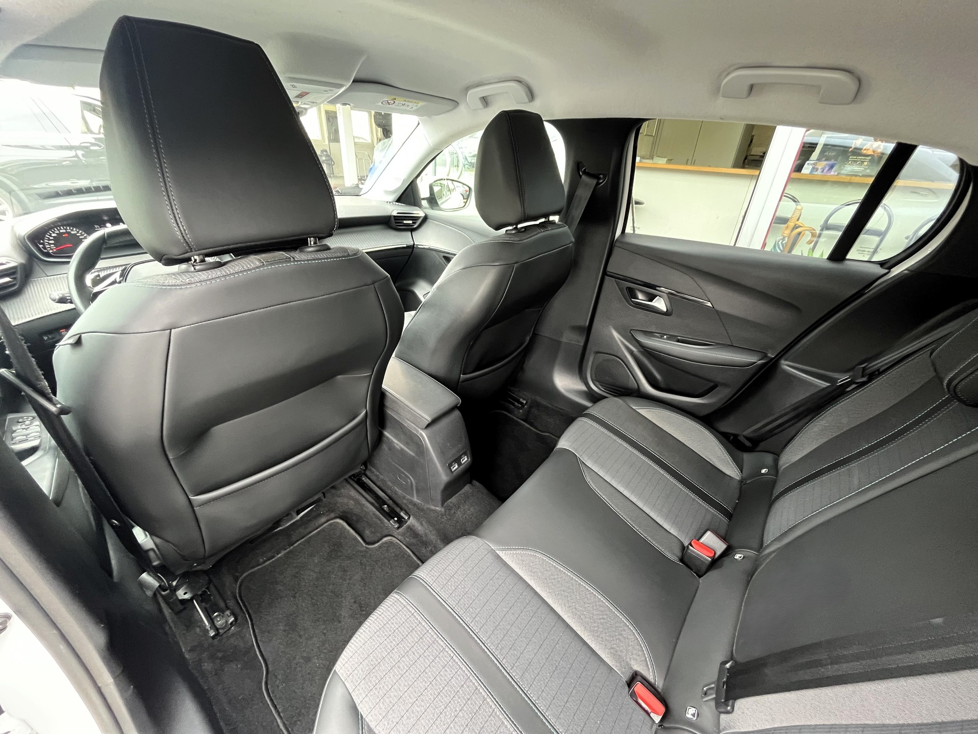 PEUGEOT 208 1.2 PureTech Allure EAT8-image-9