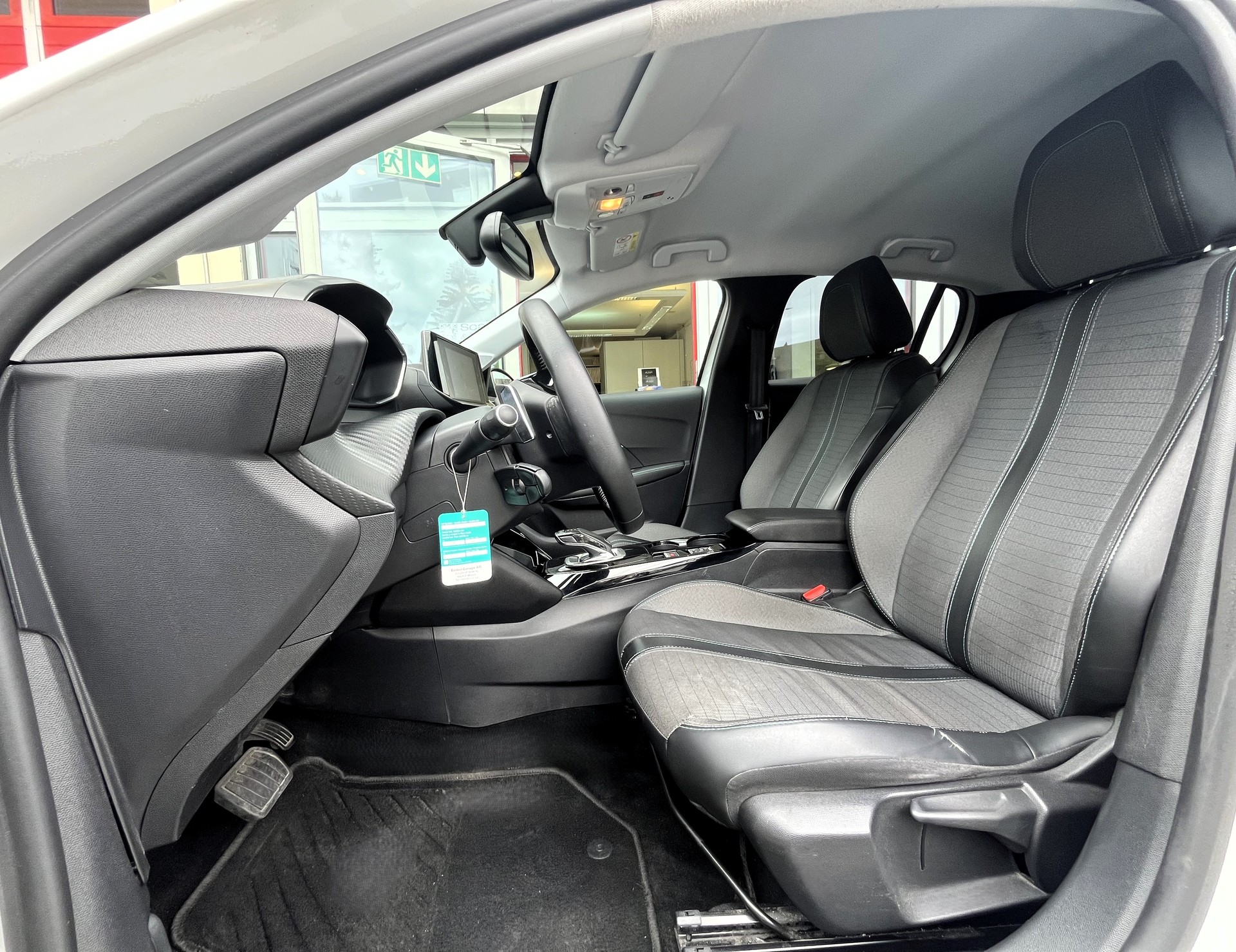 PEUGEOT 208 1.2 PureTech Allure EAT8-image-14