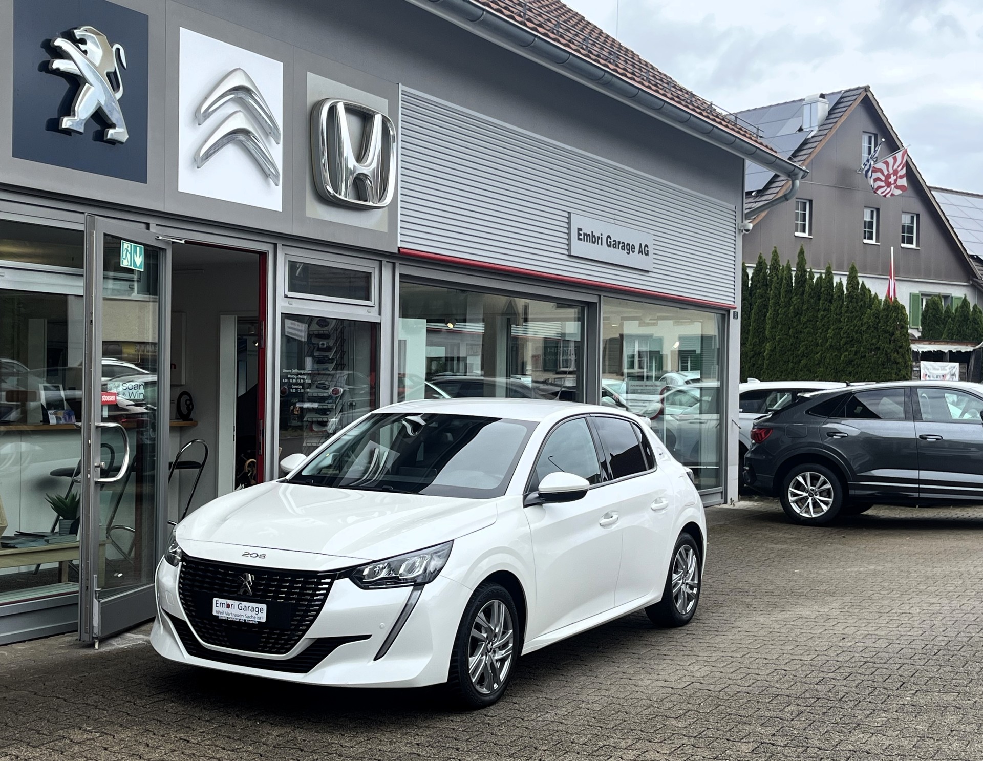PEUGEOT 208 1.2 PureTech Allure EAT8-image-0