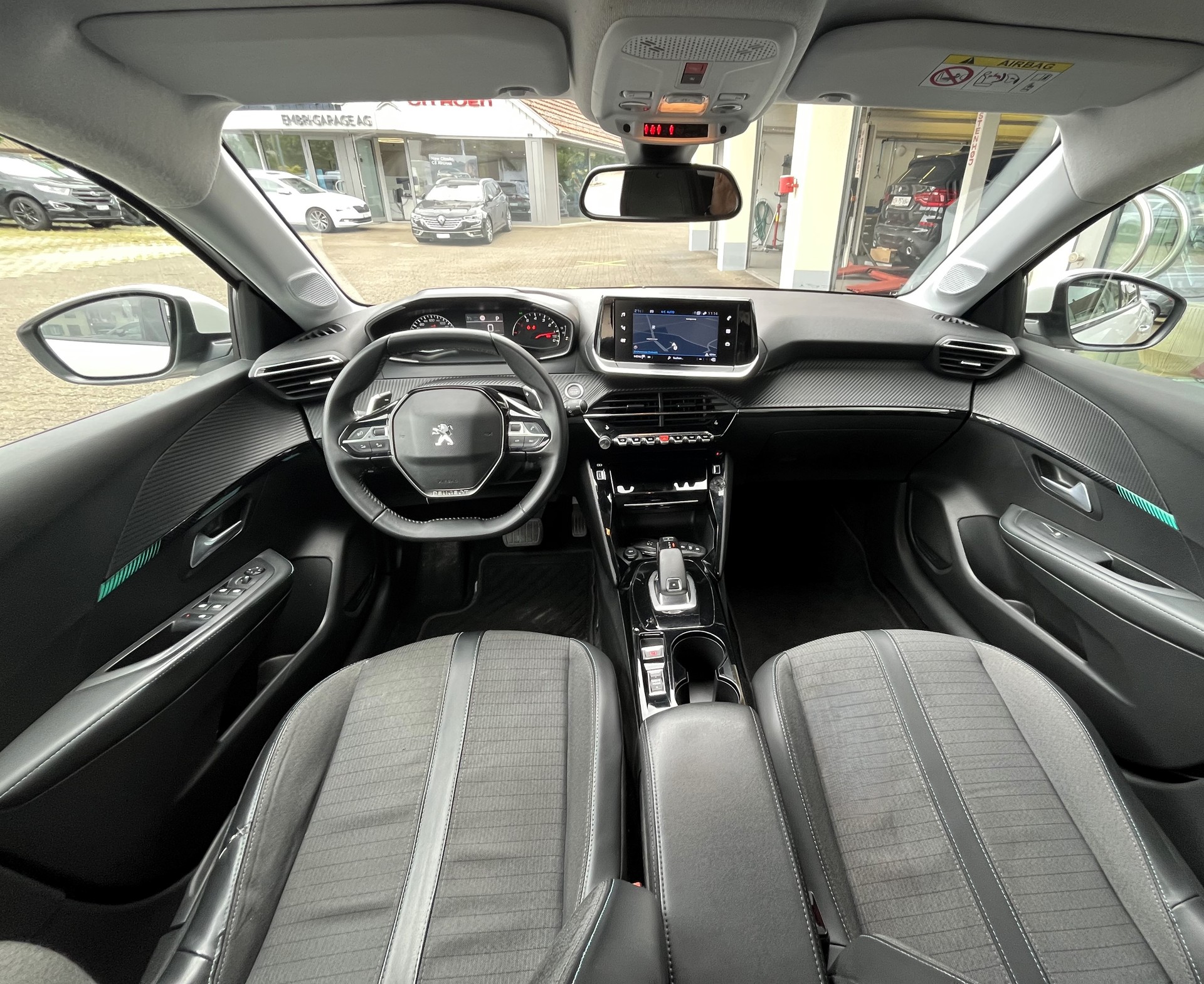 PEUGEOT 208 1.2 PureTech Allure EAT8-image-10