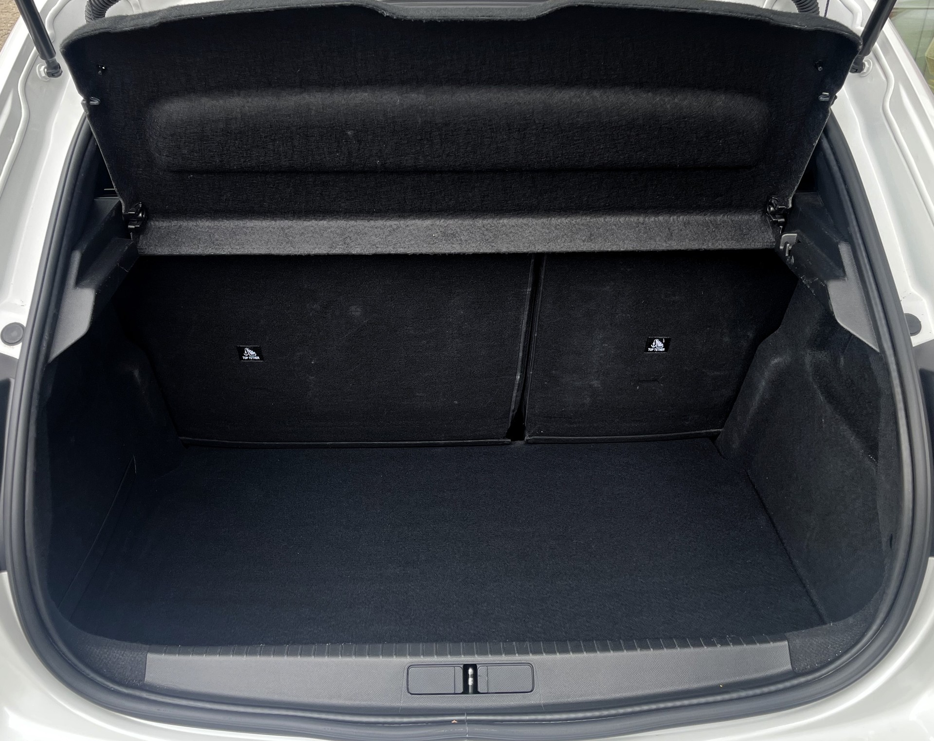 PEUGEOT 208 1.2 PureTech Allure EAT8-image-6