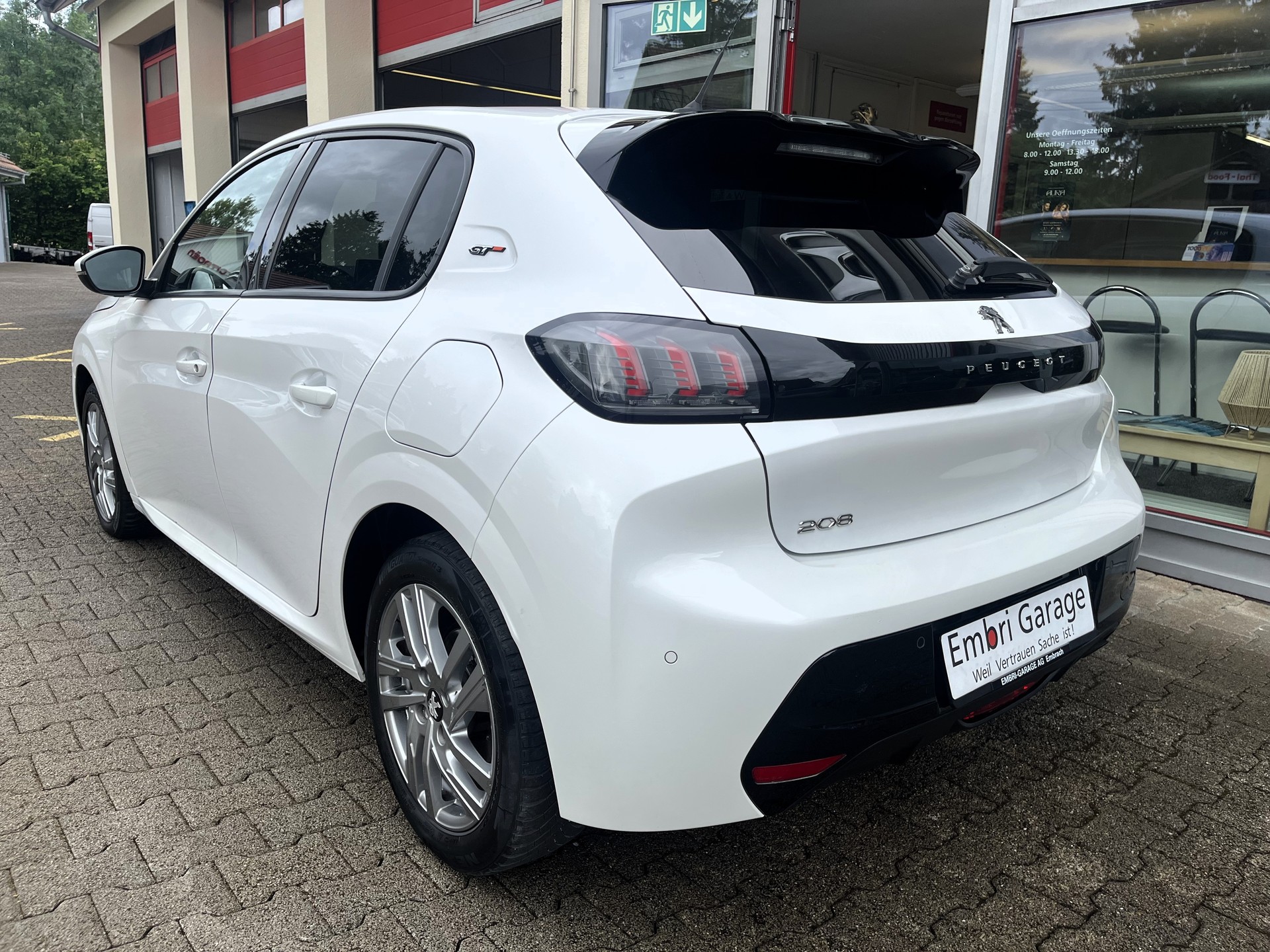 PEUGEOT 208 1.2 PureTech Allure EAT8-image-4