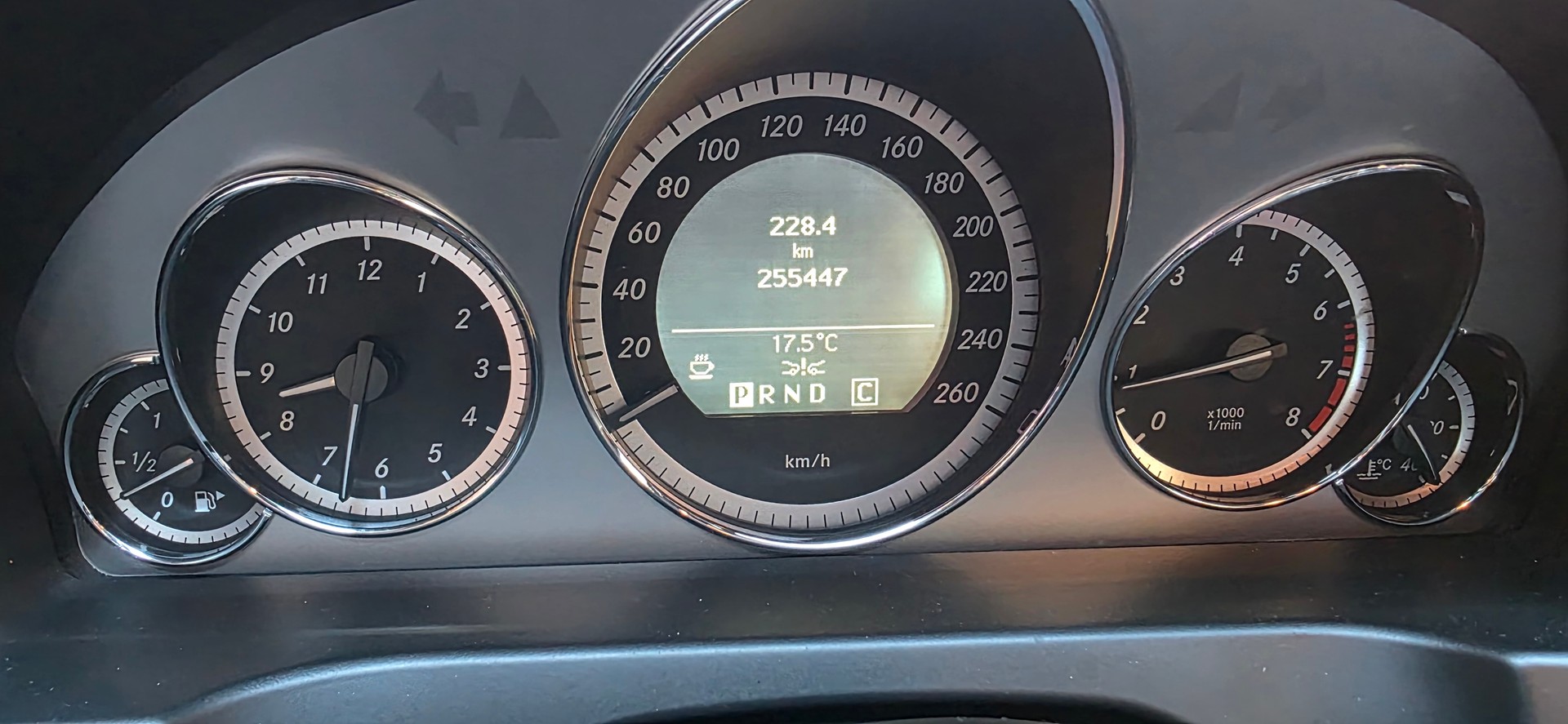 MERCEDES-BENZ E 350 CGI BlueEfficiency 7G-Tronic-image-6