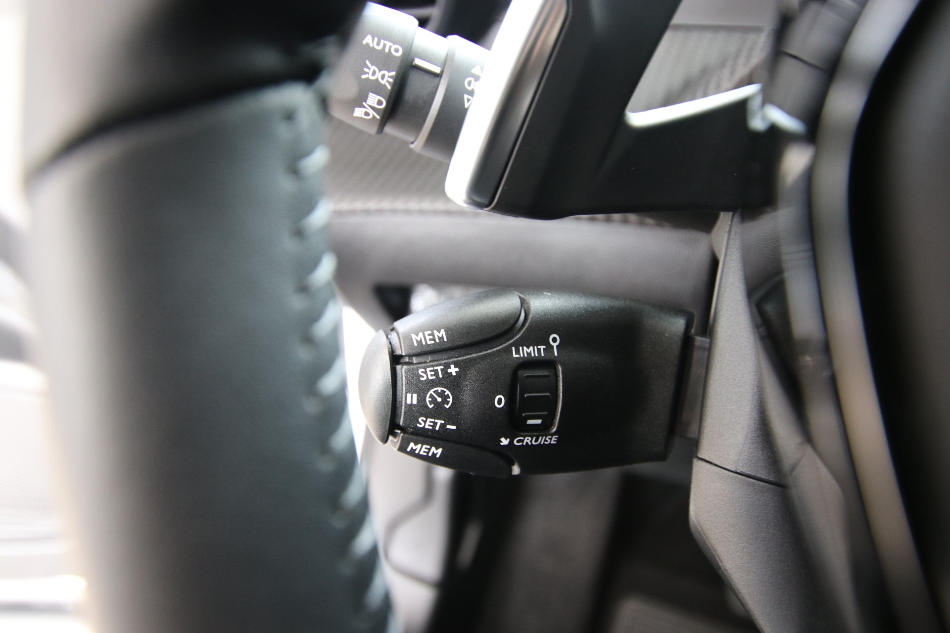 PEUGEOT 2008 1.2 145 MHEV Style-image-23