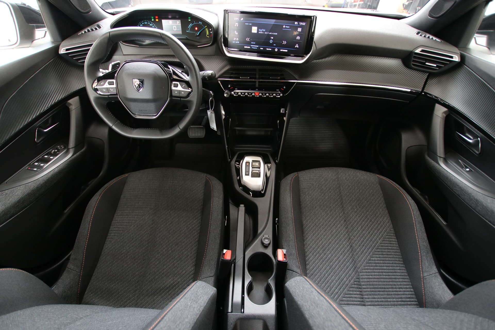 PEUGEOT 2008 1.2 145 MHEV Style-image-9