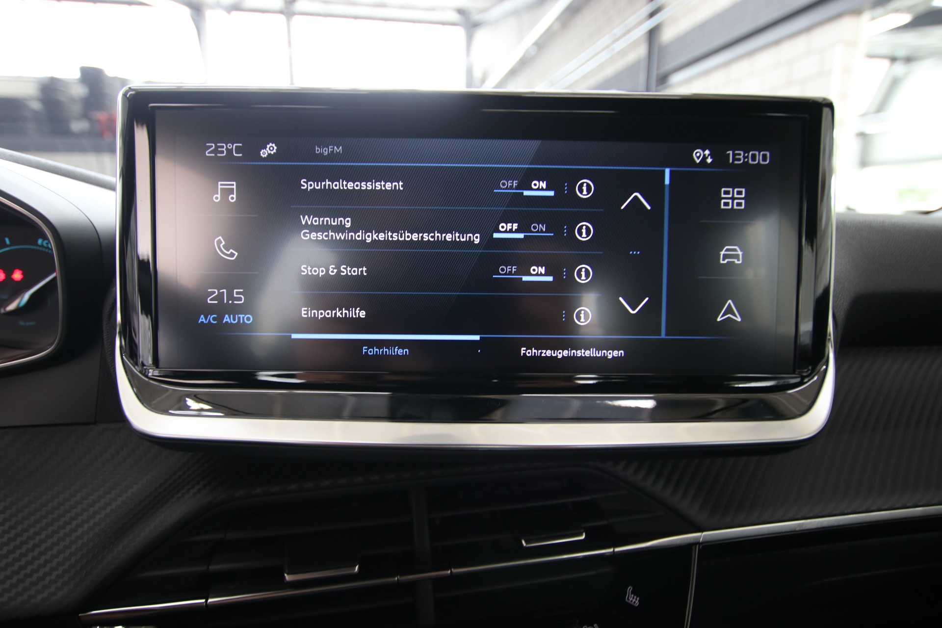 PEUGEOT 2008 1.2 145 MHEV Style-image-18