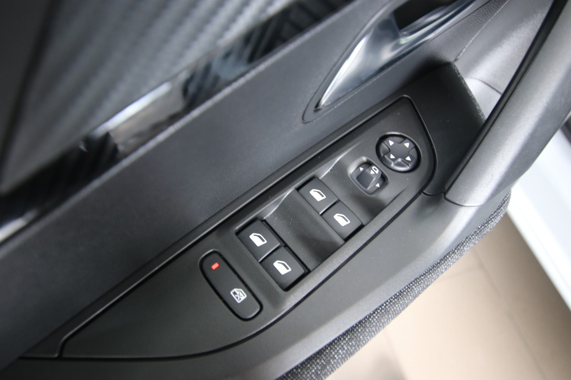 PEUGEOT 2008 1.2 145 MHEV Style-image-24