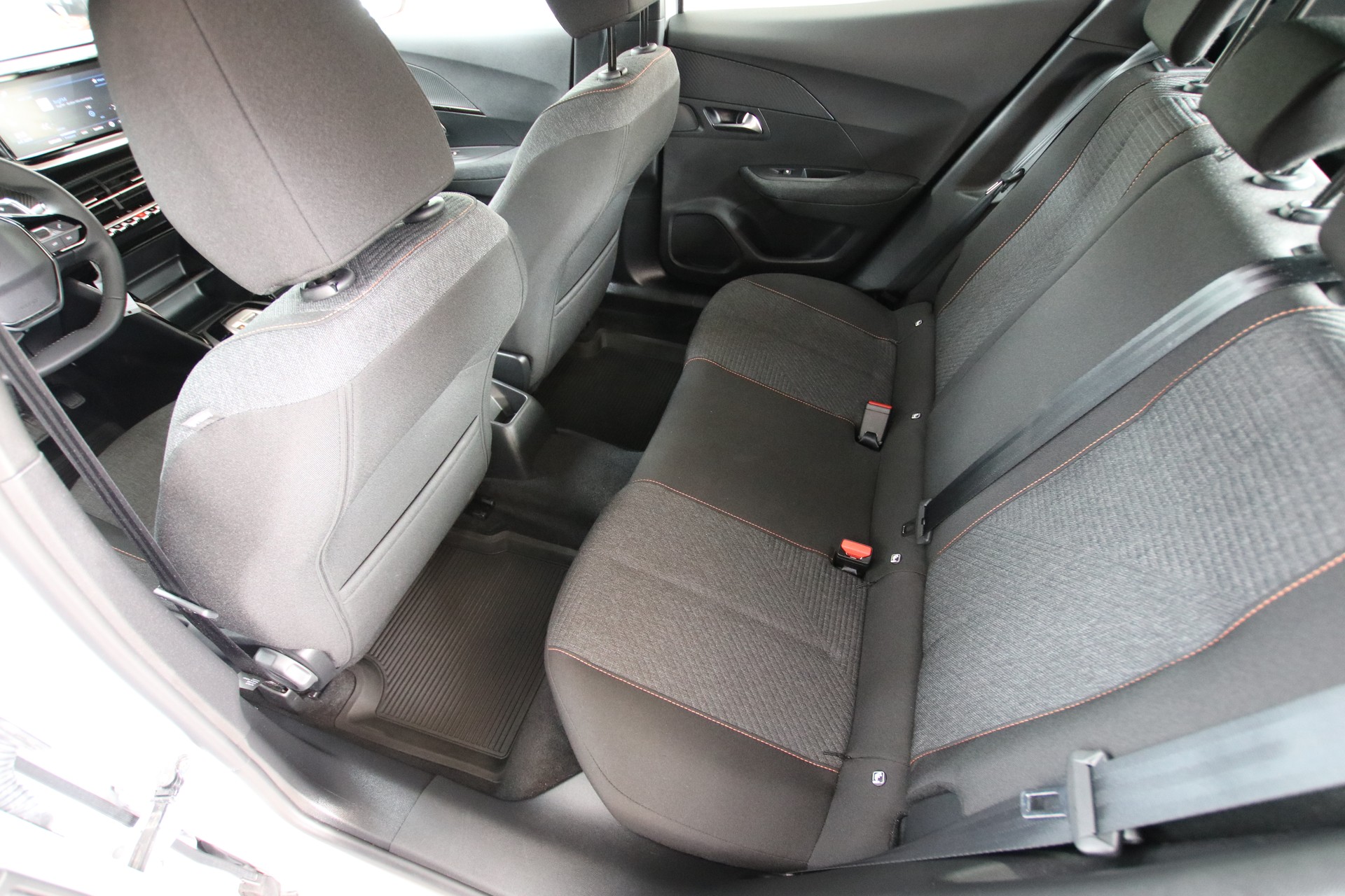 PEUGEOT 2008 1.2 145 MHEV Style-image-13