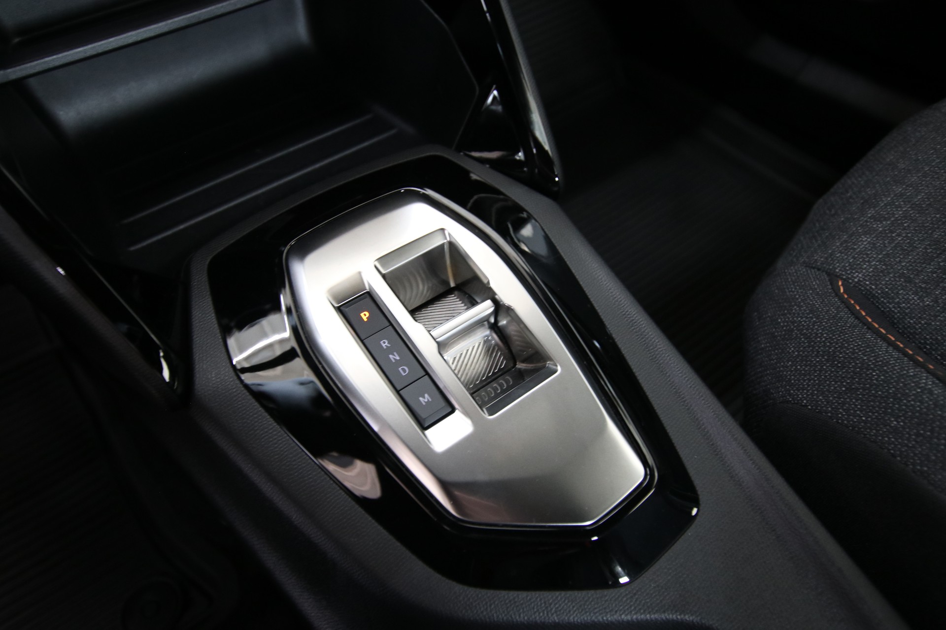 PEUGEOT 2008 1.2 145 MHEV Style-image-22