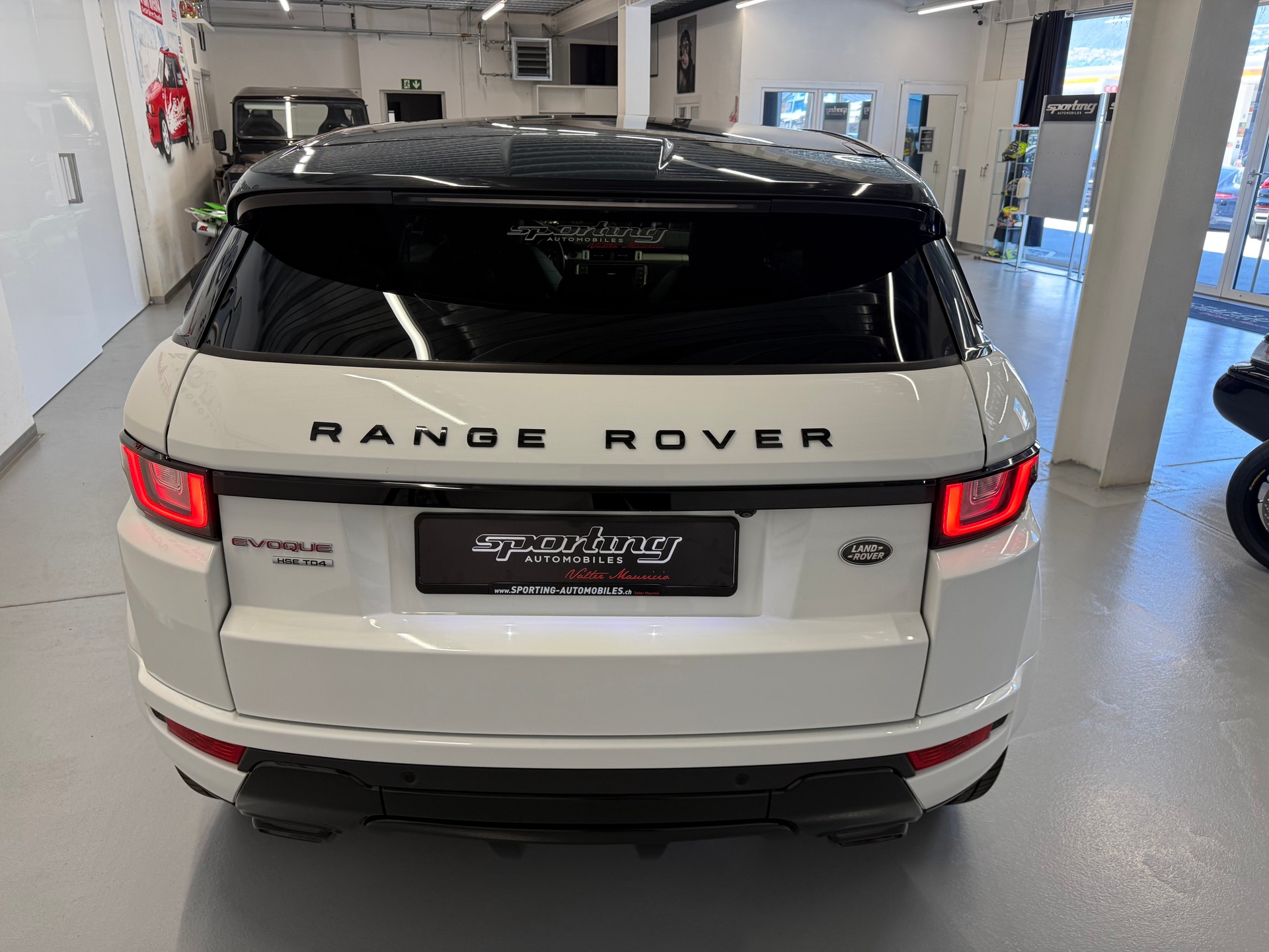 LAND ROVER Range Rover Evoque 2.0 TD4 HSE Dynamic-image-9