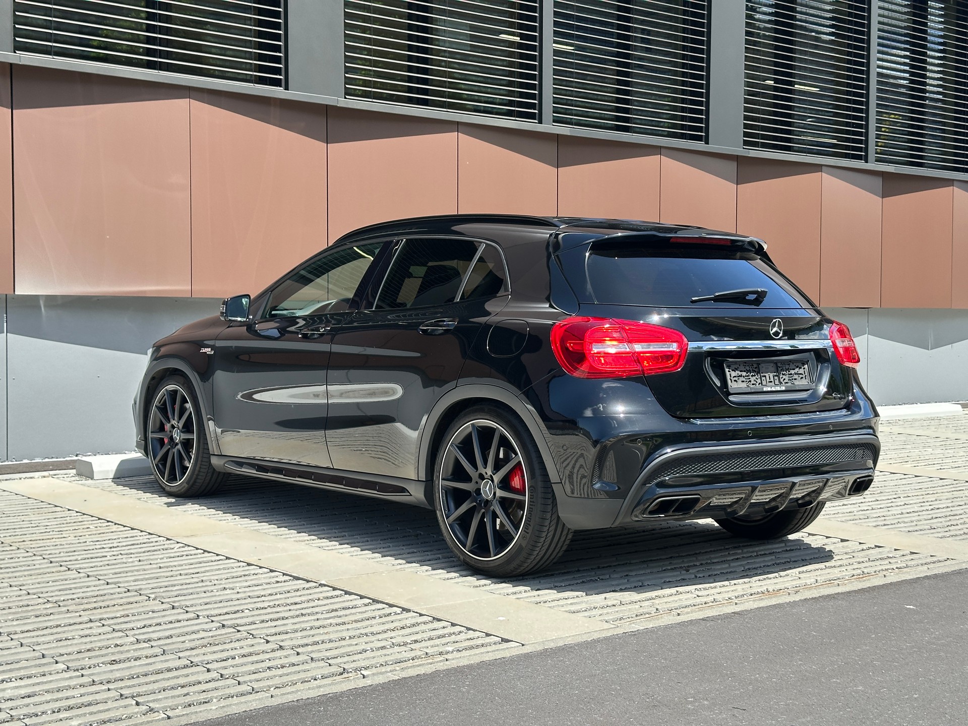 MERCEDES-BENZ GLA 45 AMG 4Matic 7G-DCT *Performance-AGA* *Schalensitze*-image-3