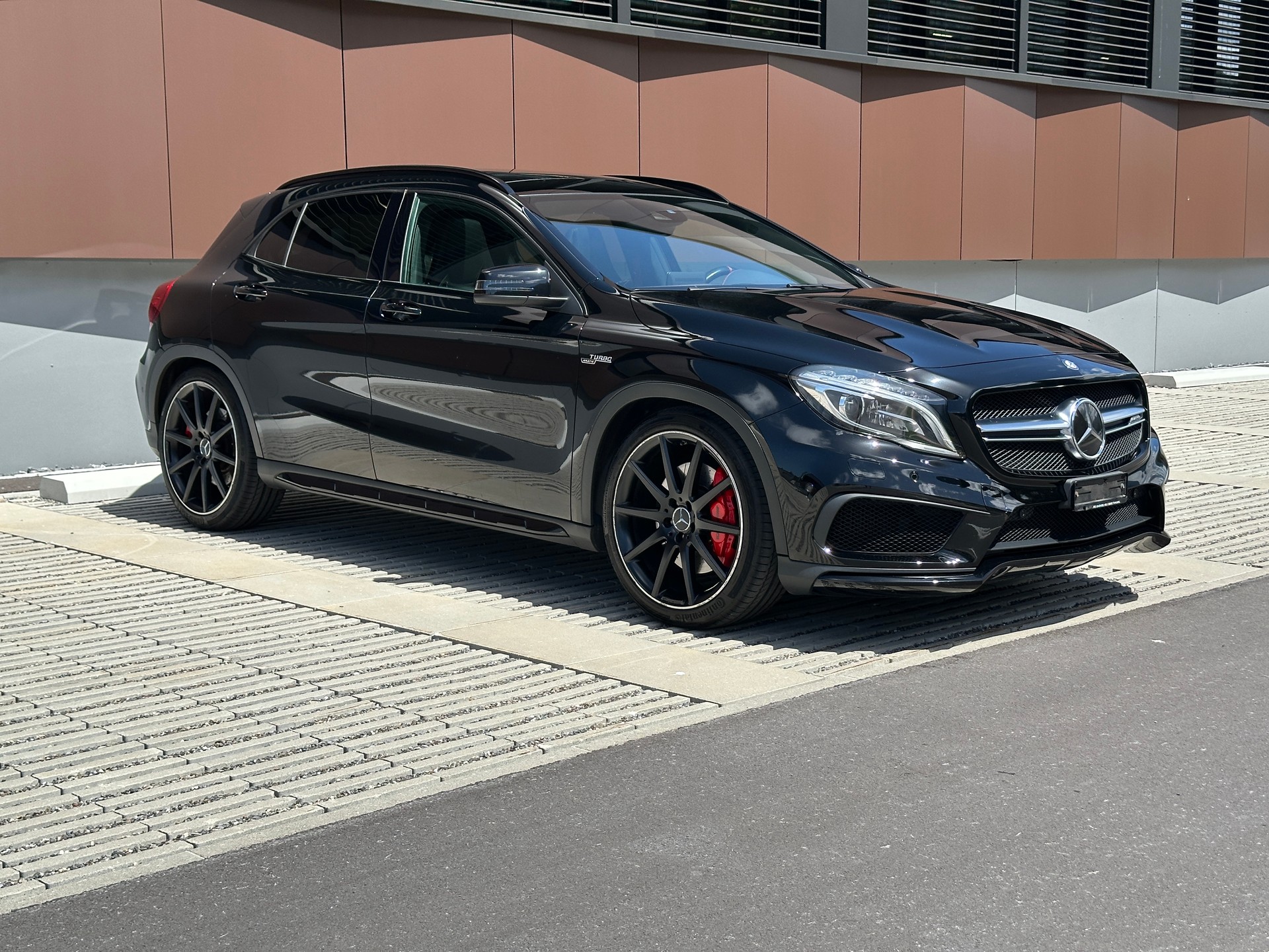 MERCEDES-BENZ GLA 45 AMG 4Matic 7G-DCT *Performance-AGA* *Schalensitze*-image-2