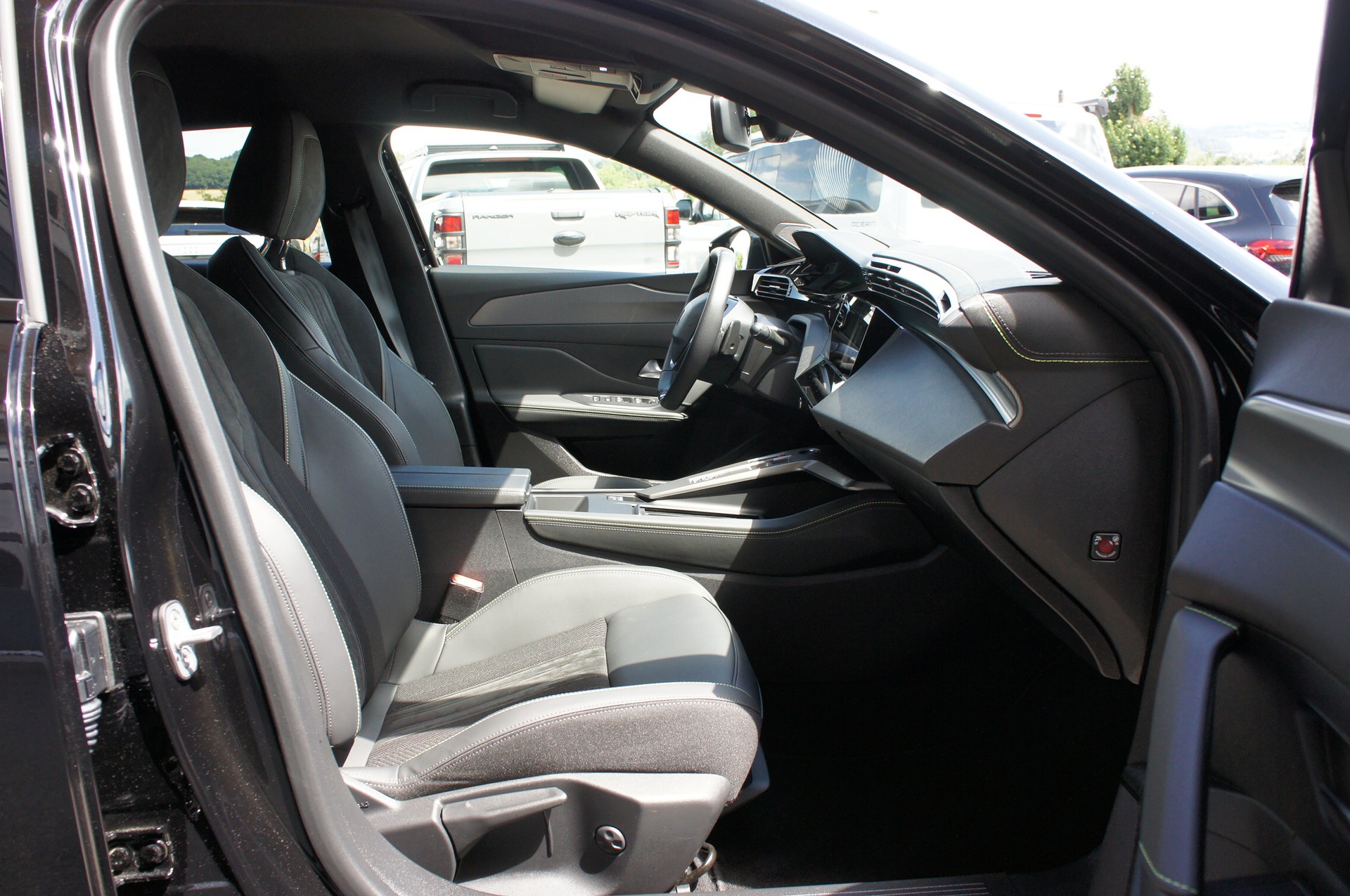 PEUGEOT 308 SW 1.2 HEV 145 GT-image-8