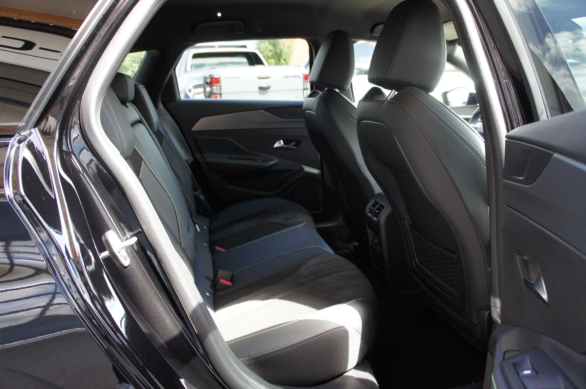 PEUGEOT 308 SW 1.2 HEV 145 GT-image-9