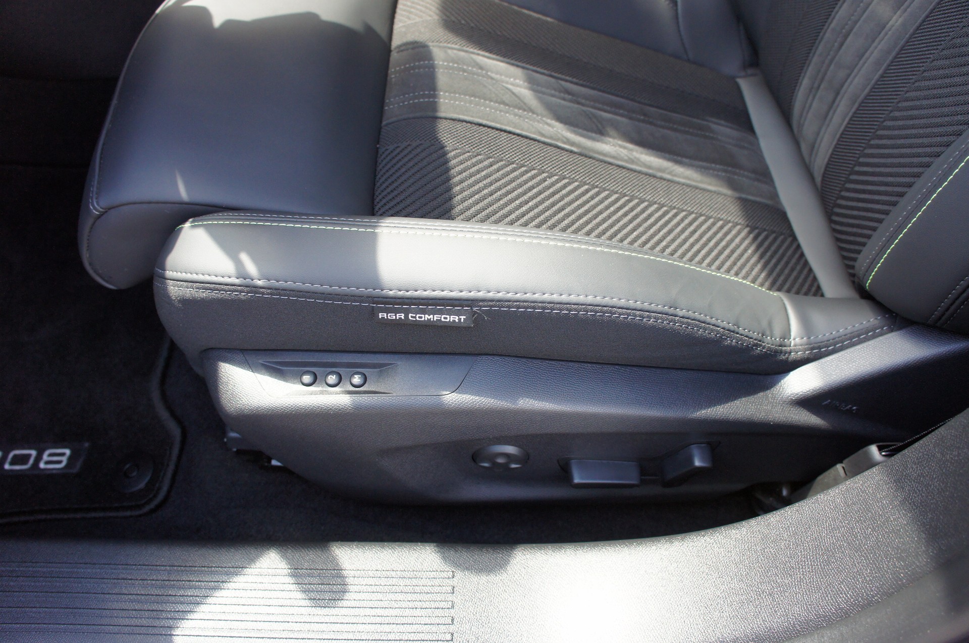 PEUGEOT 308 SW 1.2 HEV 145 GT-image-13