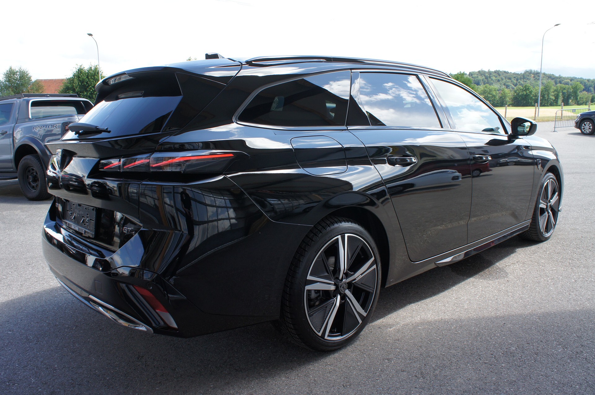 PEUGEOT 308 SW 1.2 HEV 145 GT-image-4