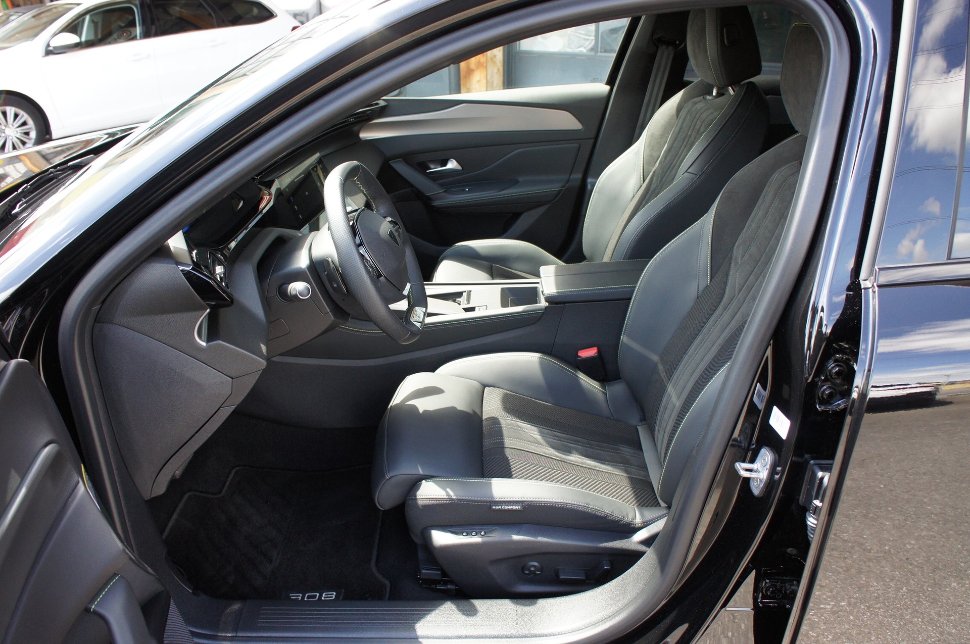 PEUGEOT 308 SW 1.2 HEV 145 GT-image-14
