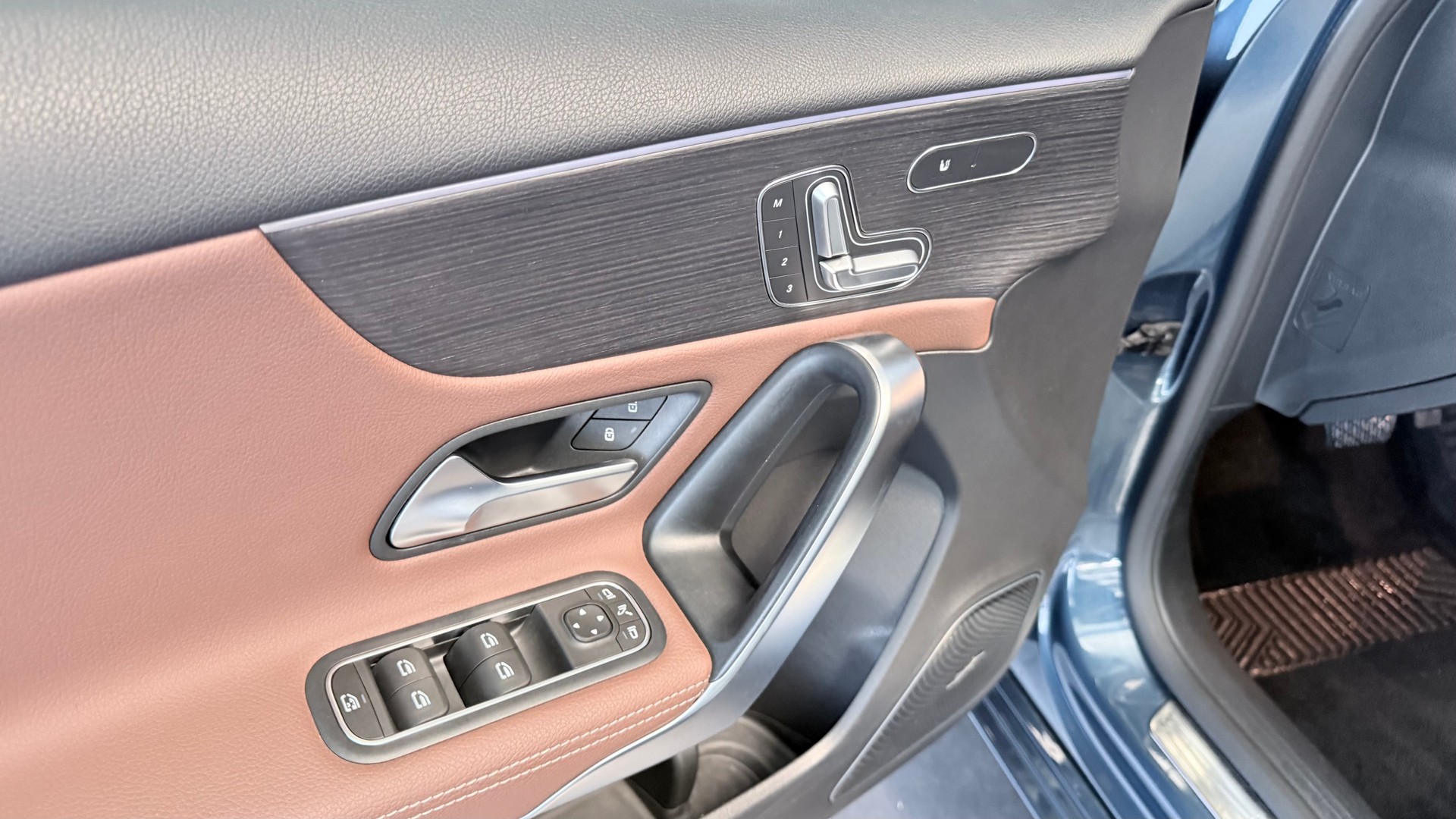 MERCEDES-BENZ A 200 Progressive-image-12