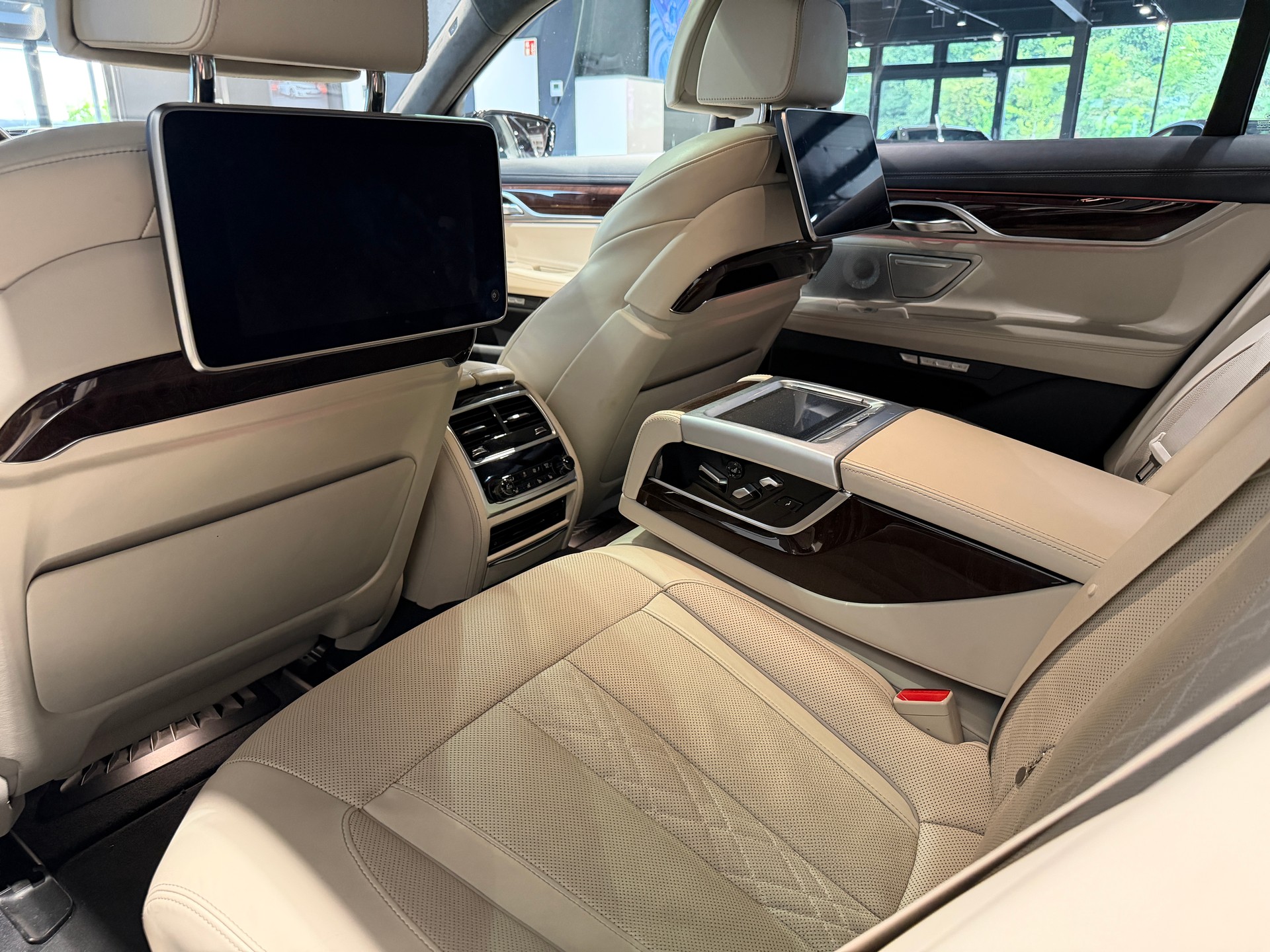 BMW 750i xDrive Steptronic-image-16