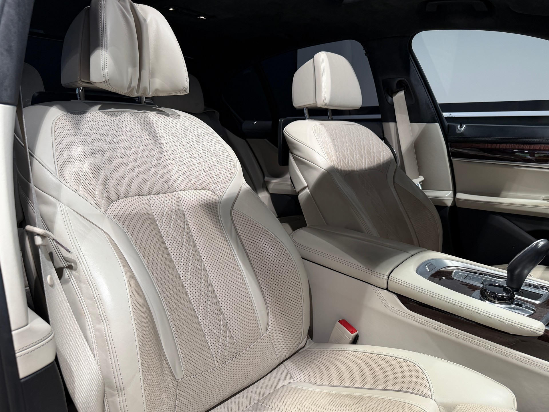 BMW 750i xDrive Steptronic-image-9