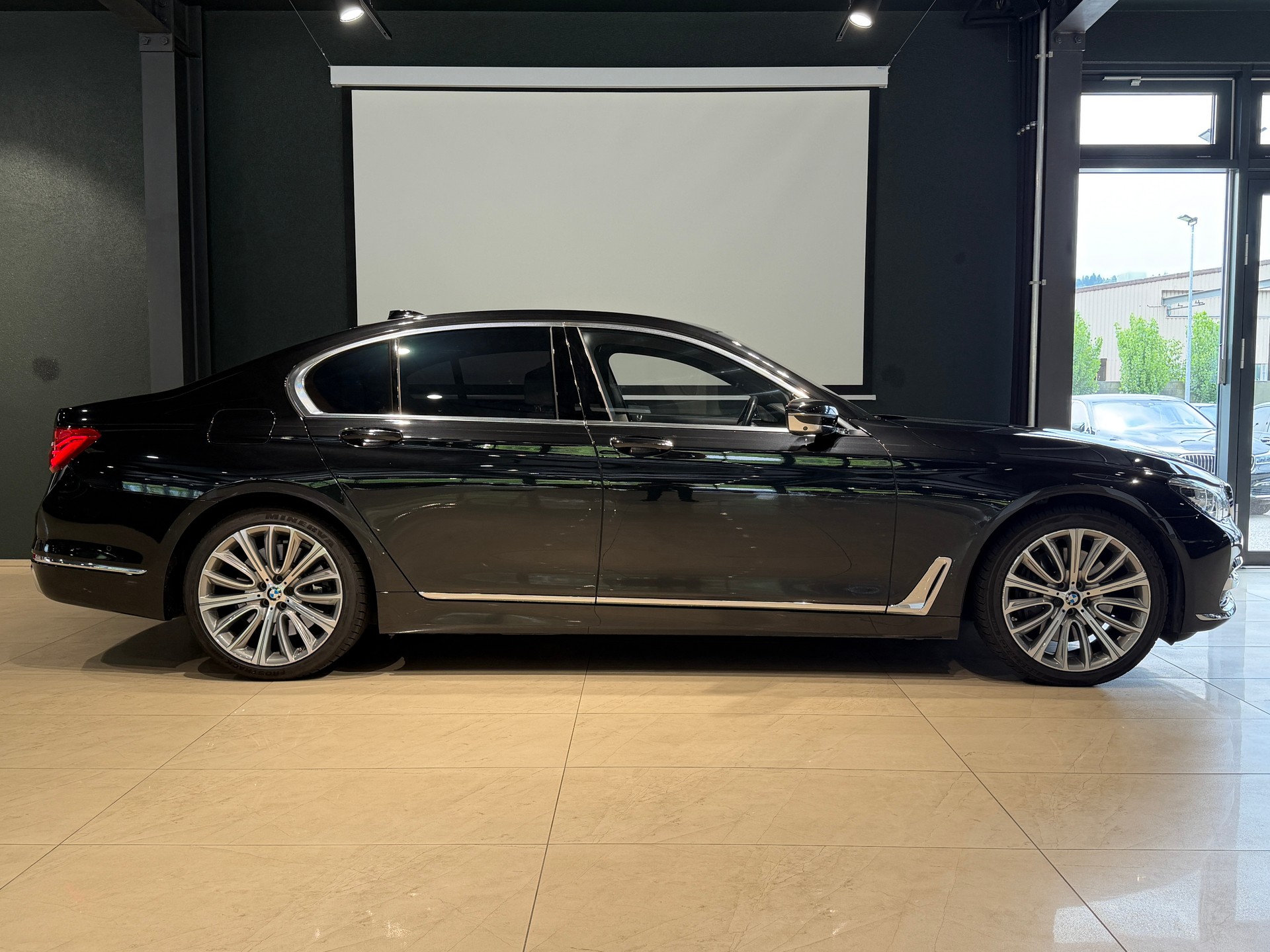 BMW 750i xDrive Steptronic-image-2