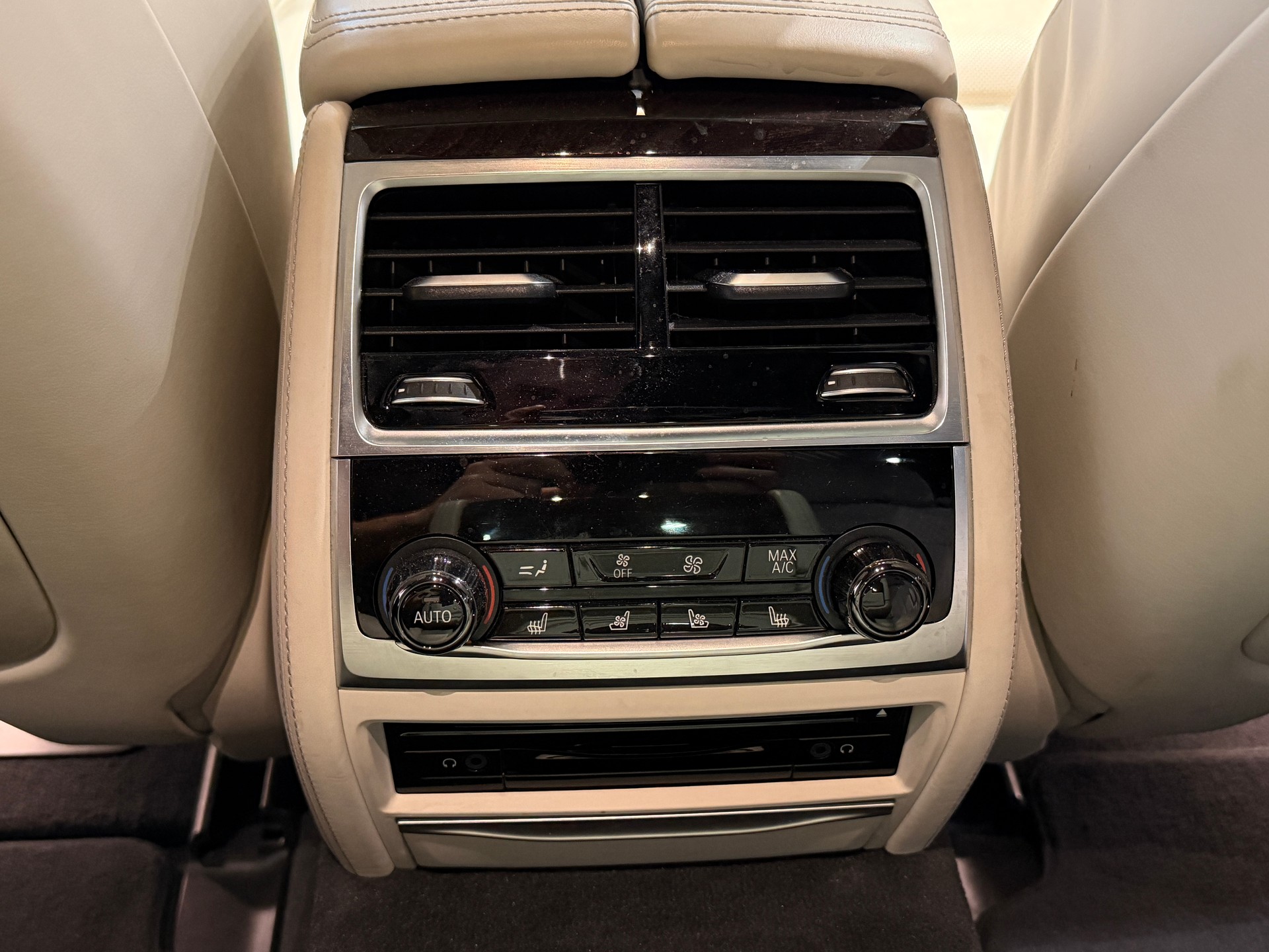 BMW 750i xDrive Steptronic-image-18