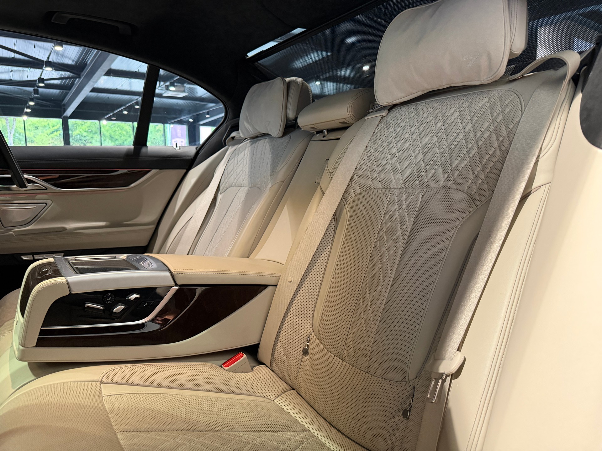 BMW 750i xDrive Steptronic-image-17