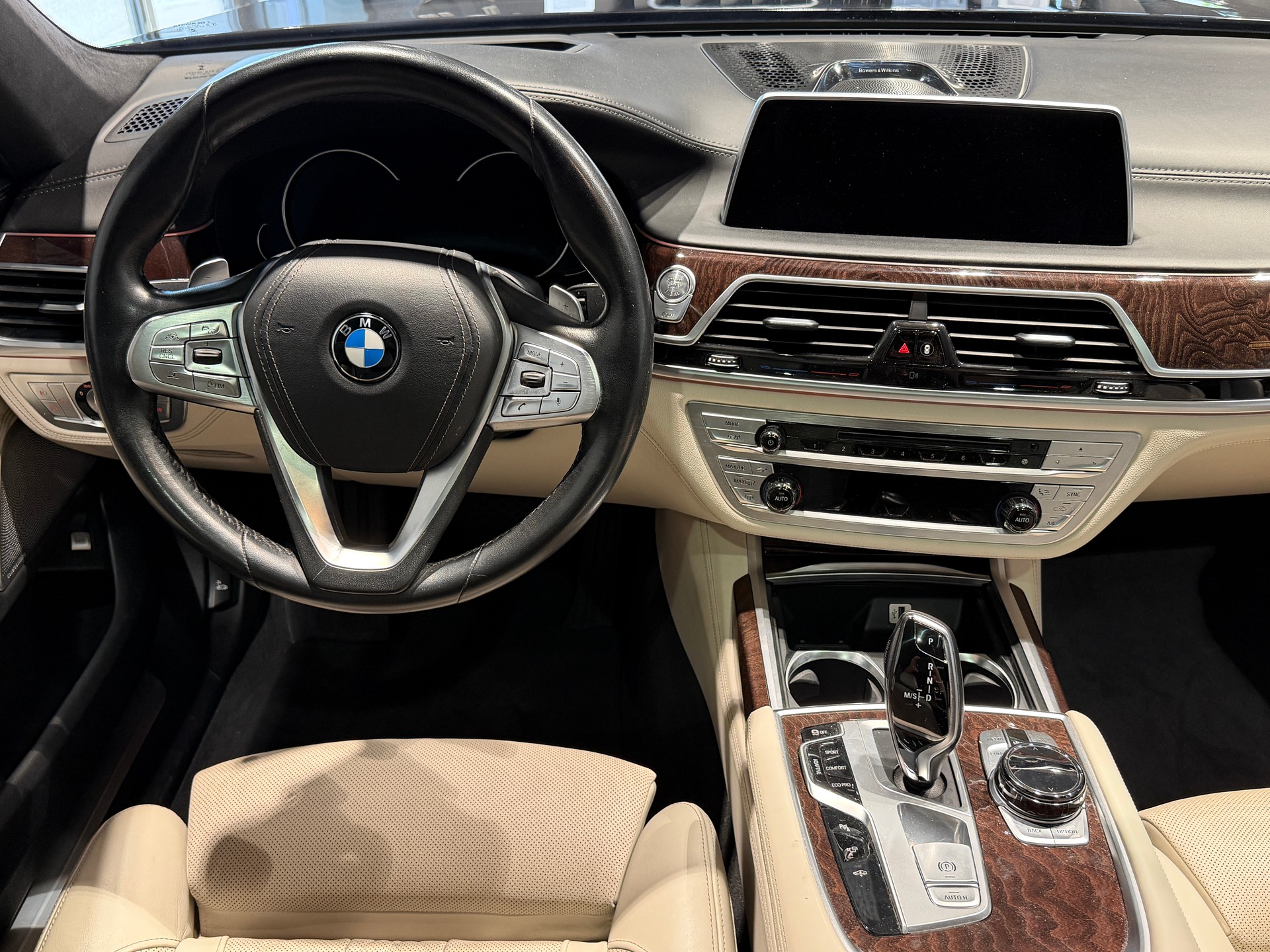 BMW 750i xDrive Steptronic-image-5